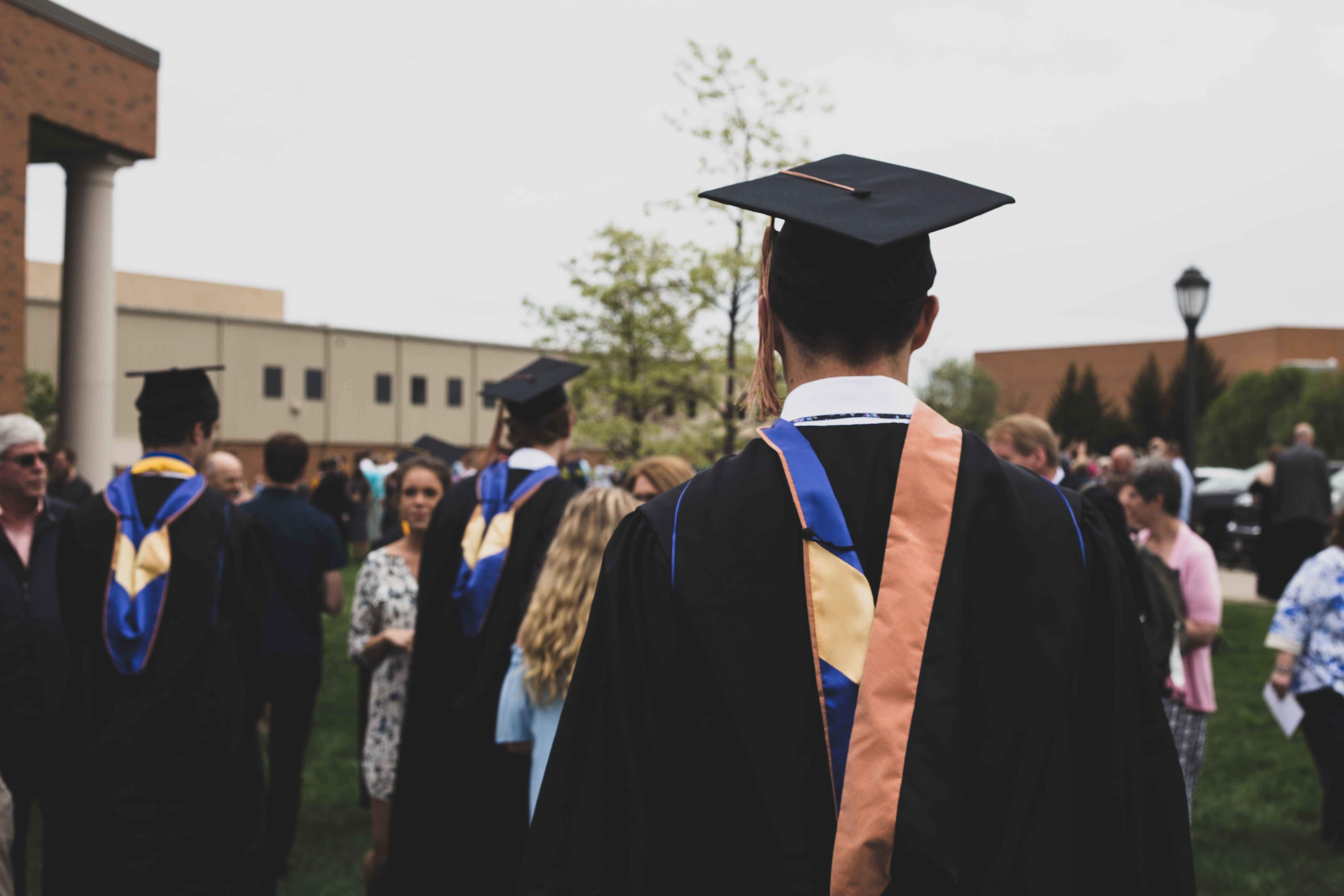 Graduacion de universitarios. Unsplash