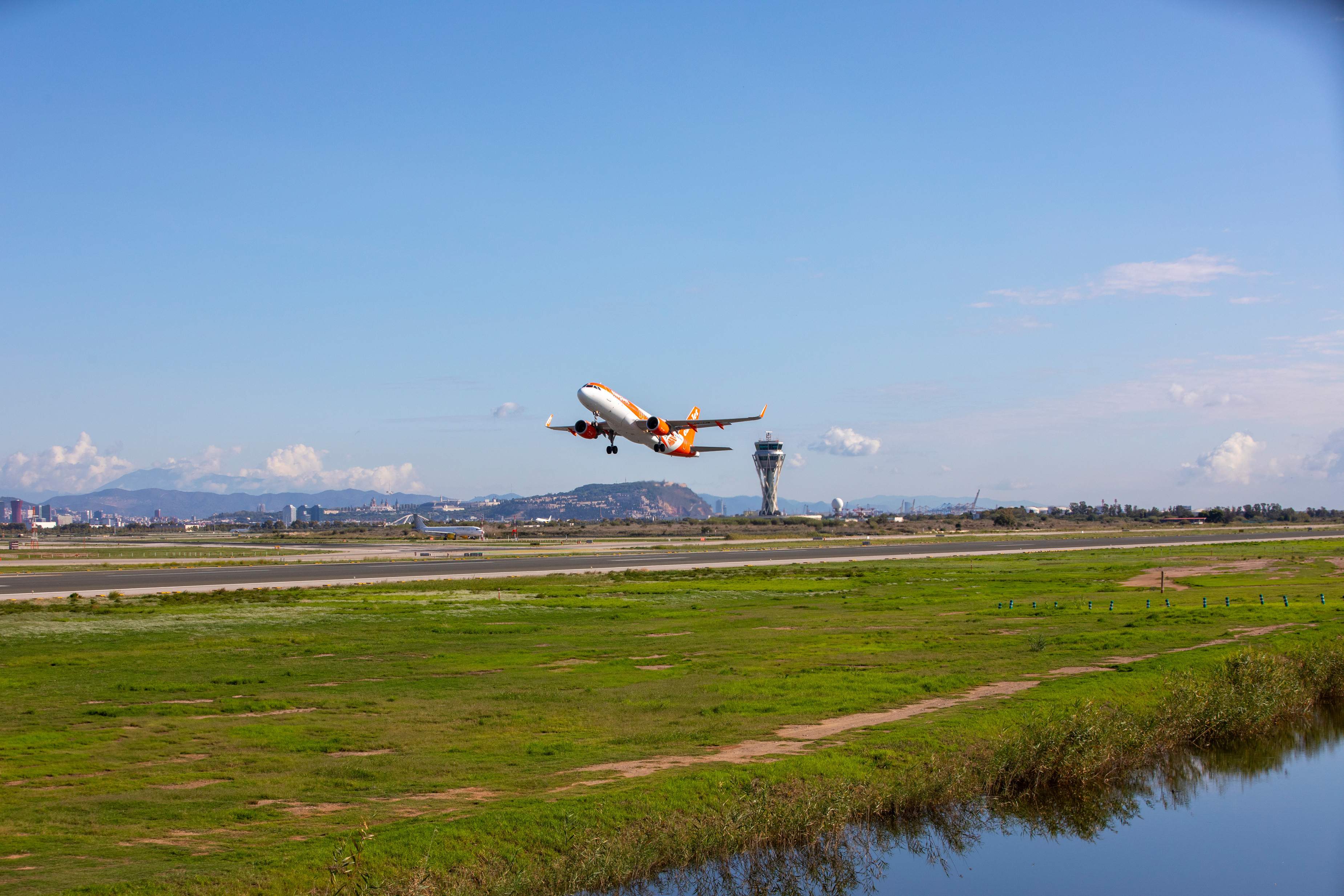 Un avión despega desde el aeropuerto de El Prat