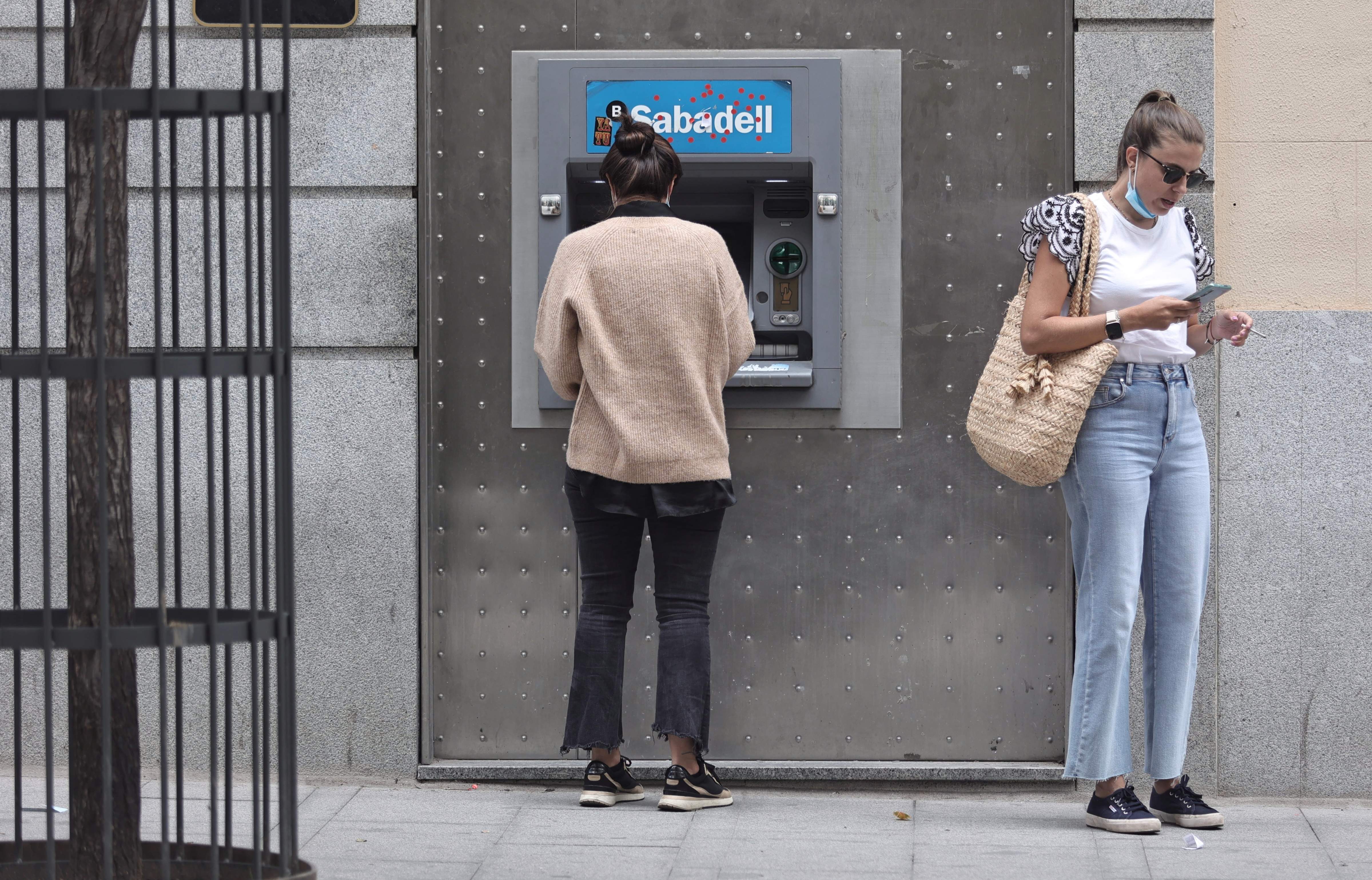 Una mujer opera en un cajero de Sabadell 