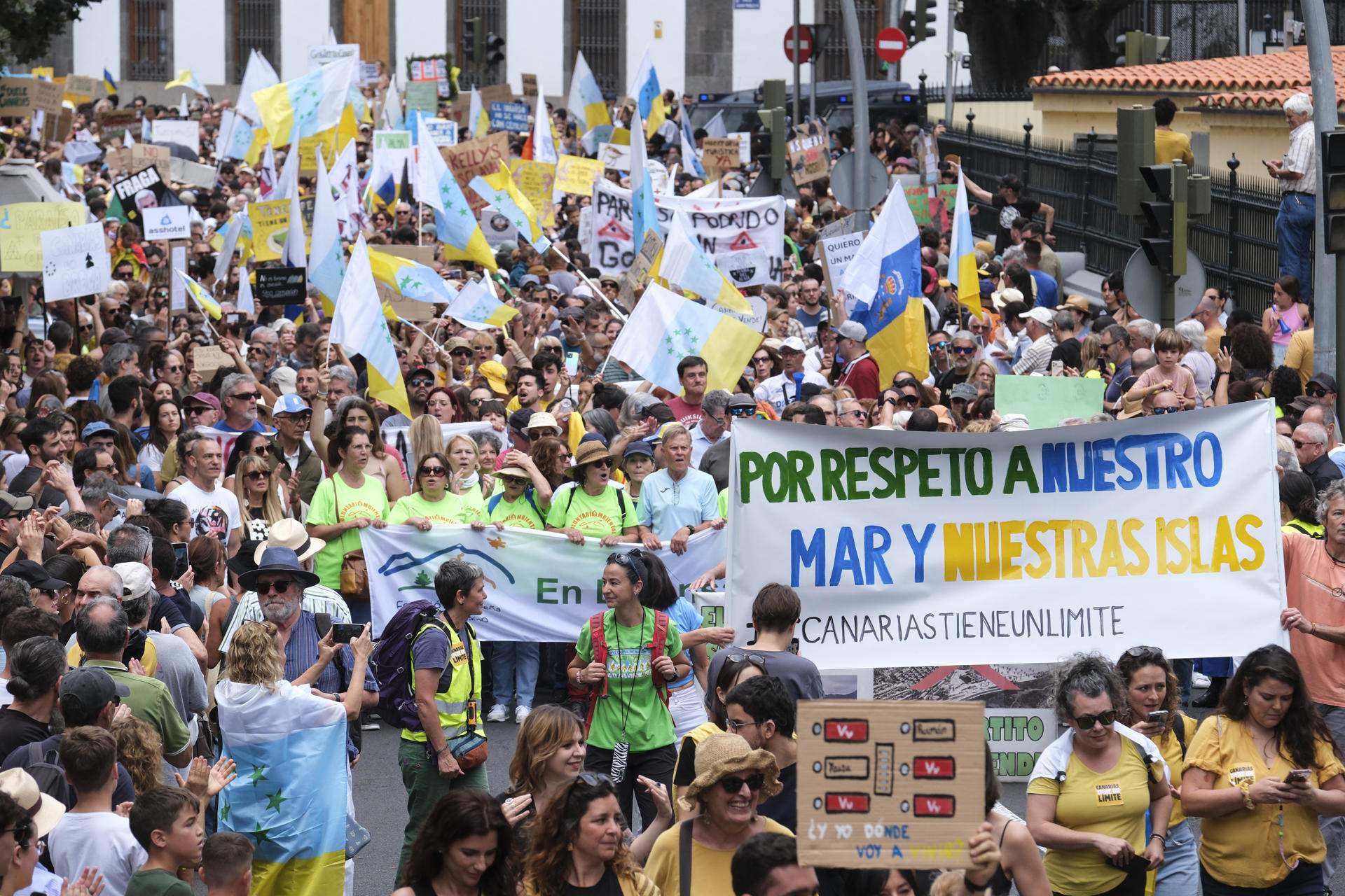 'Canarias tiene un límite': miles de personas protestan por la masificación turística de las islas