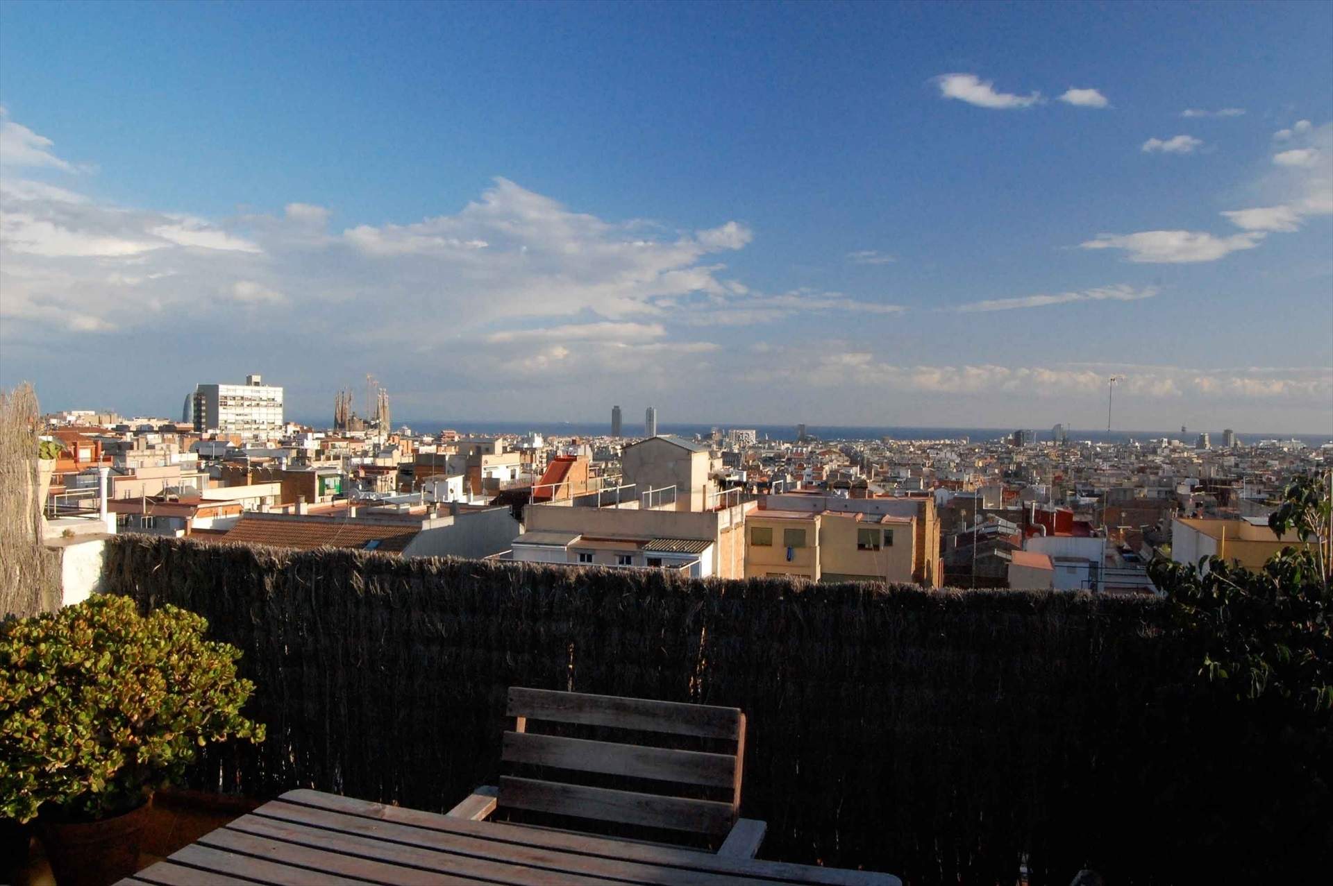 Codazos por alquilar un piso en Barcelona: cada anuncio recibe 101 llamadas