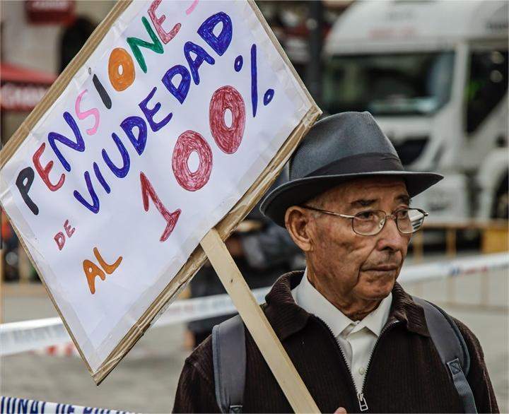 EuropaPress 4009123 hombre cartel lee pensiones viudedad 100 participa concentracion
