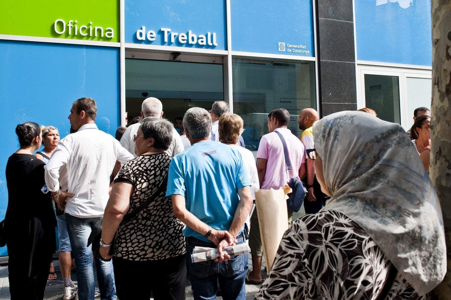Catalunya suma 12.800 aturats més i perd 17.000 llocs de treball