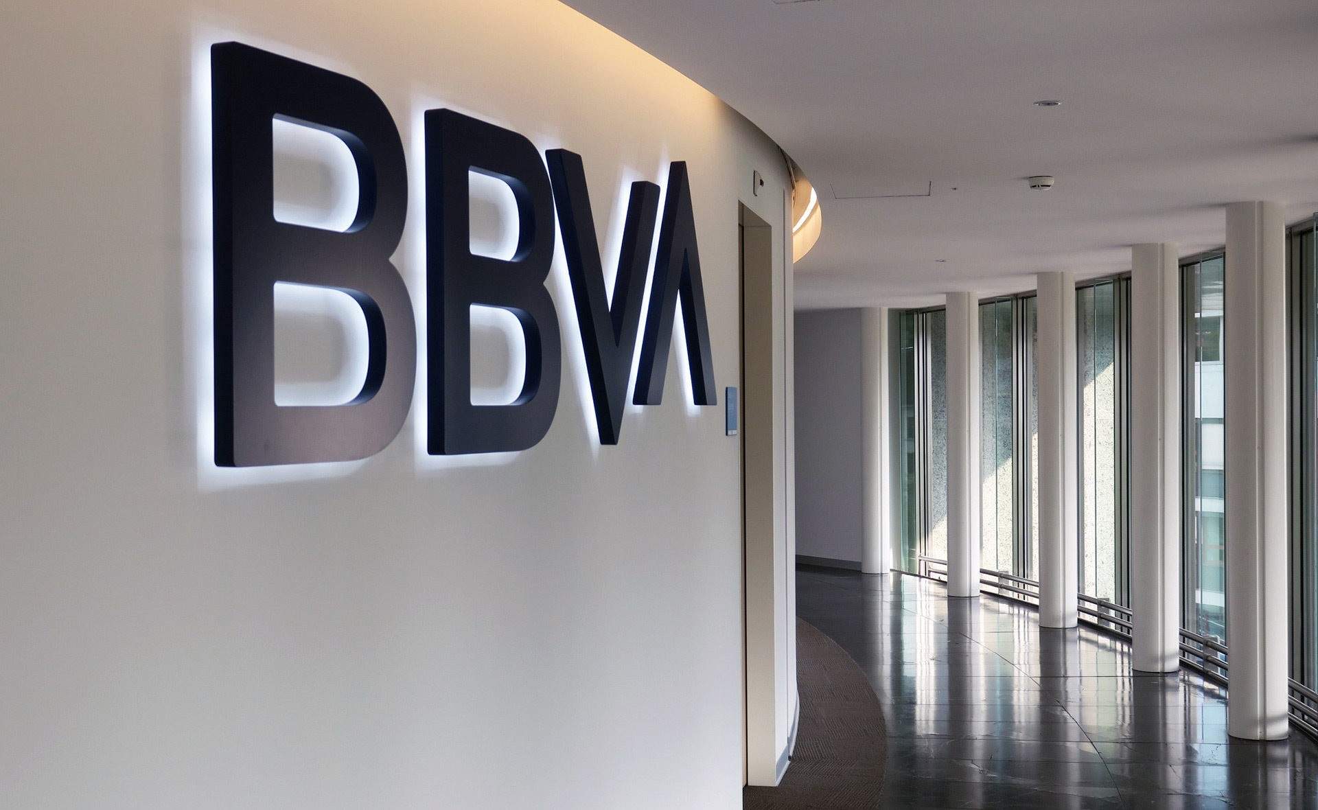 BBVA cau el 6,65 % a l'IBEX i Sabadell puja el 3,37 % després de l'anunci de possible fusió