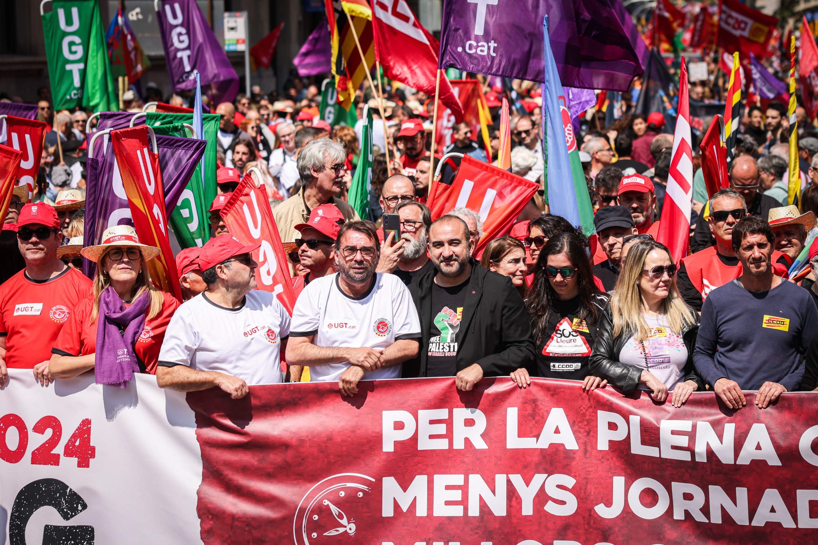Els liders sindicals encapçalant la manifestació de l'1 de Maig a Barcelona. Montse Giralt