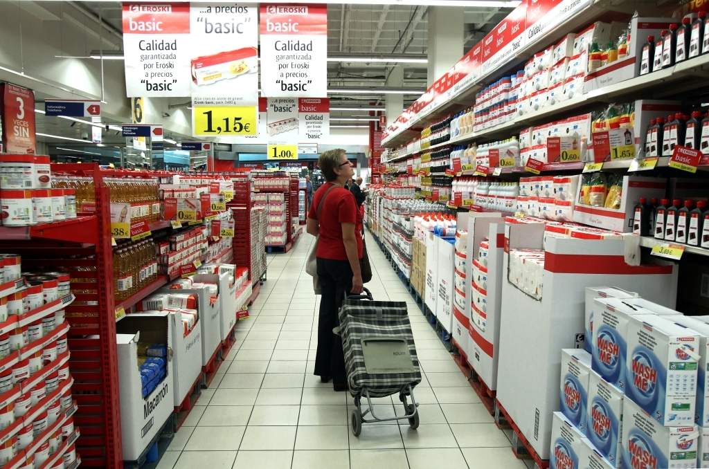 Una consumidora haciendo la compra en el supermercado. Europa Press