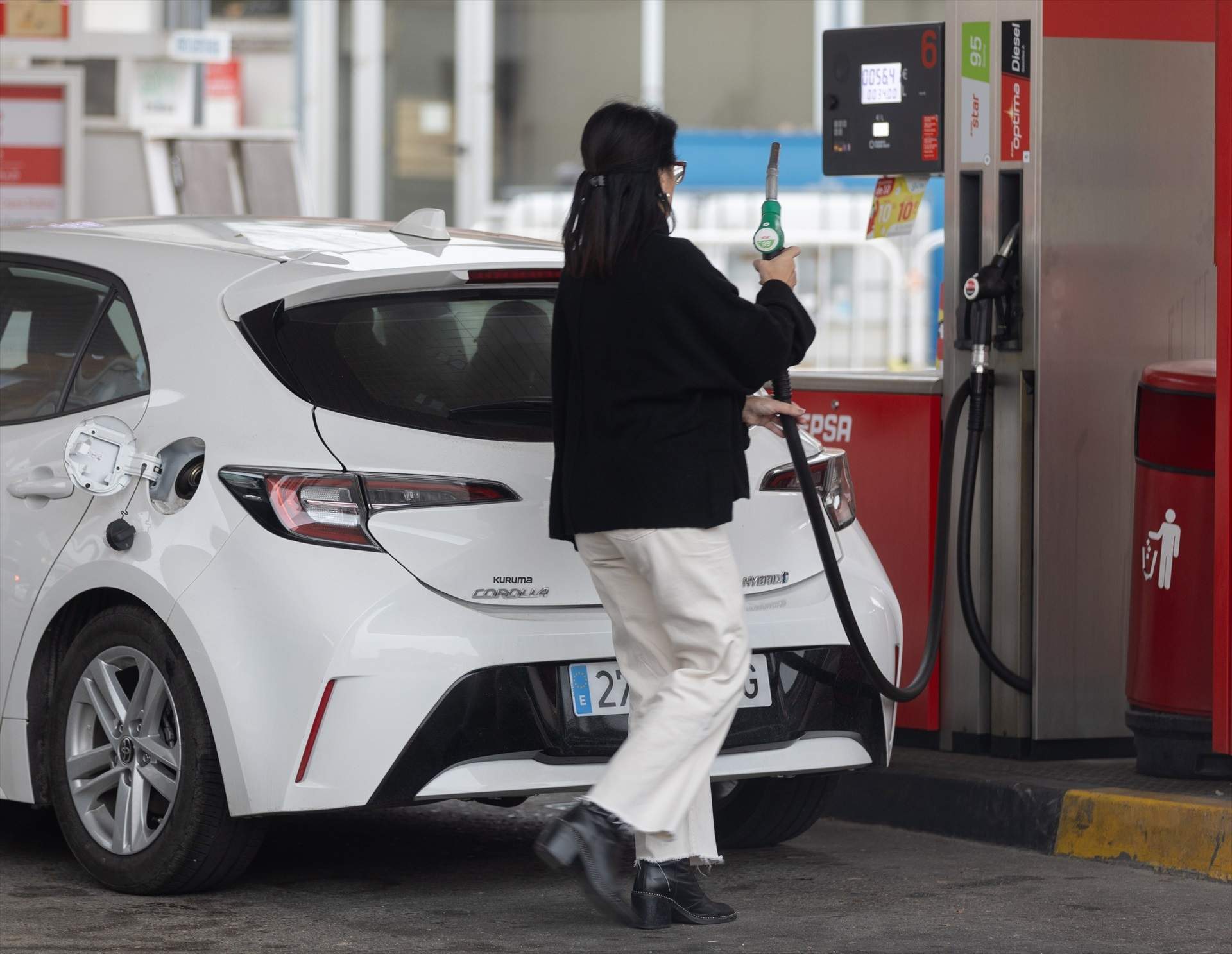 Un conductor repostando carburantes en una estación de servicio. Europa Press 