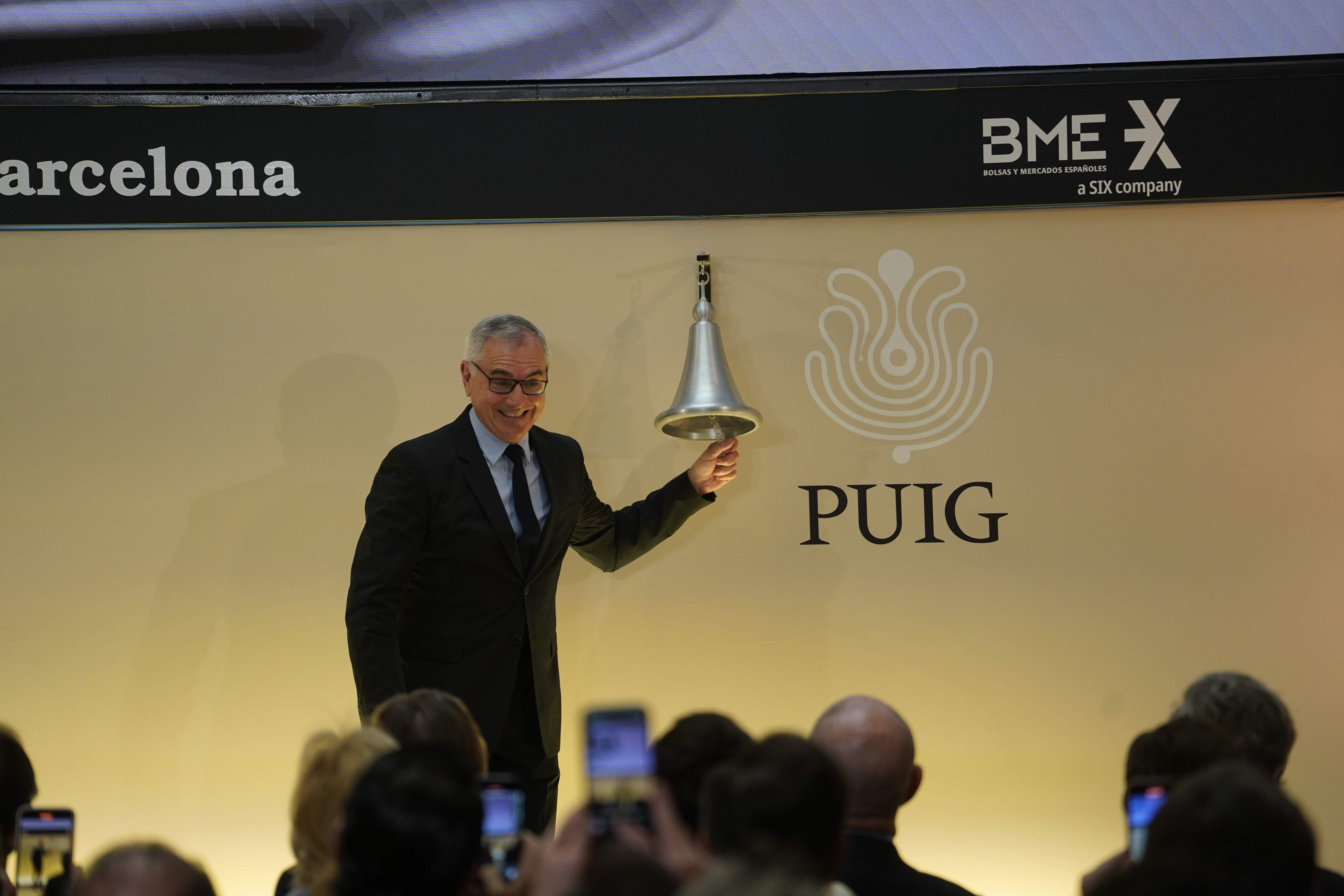  El presidnete ejecutivo del grupo Puig, Marc Puig, dando el toque de campana en la Bolsa de Barcelona