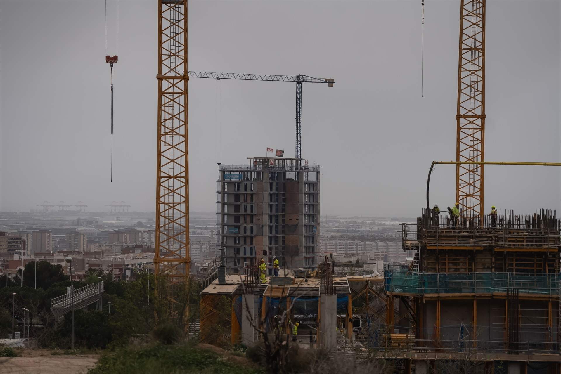 Quant em baixa la quota de la hipoteca amb l'euríbor d'abril?