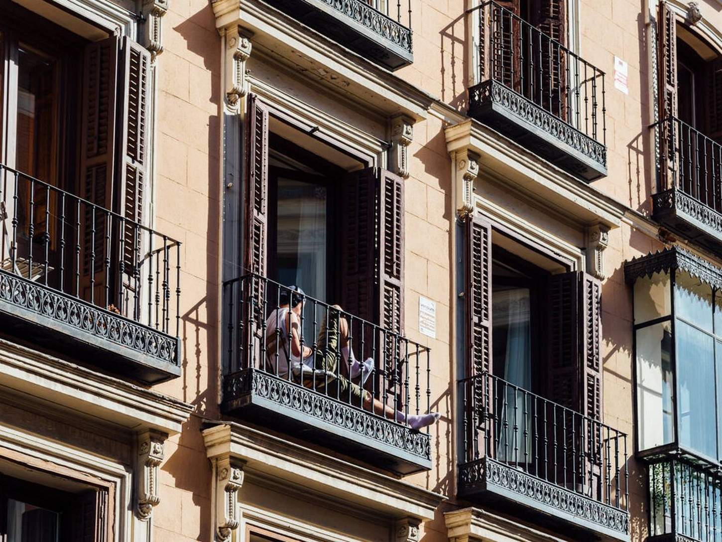 alquiler piso barcelona balcon fachada istock