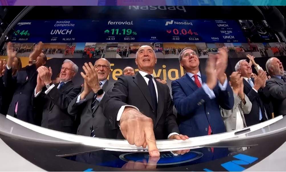 El presidente de Ferrovial, Rafael del Pino, dando el toque de campana en Wall Street. Europa Press