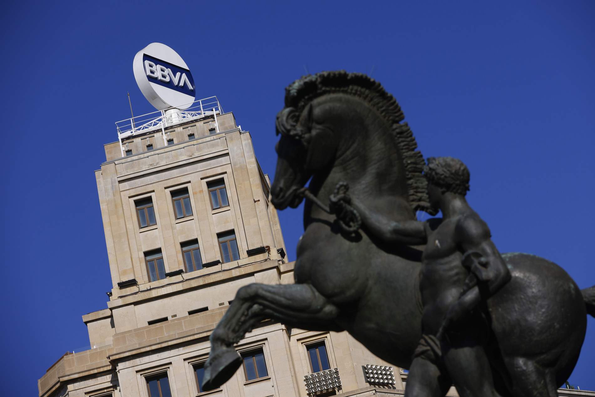 La borsa dilueix la prima del BBVA als accionistes del Sabadell