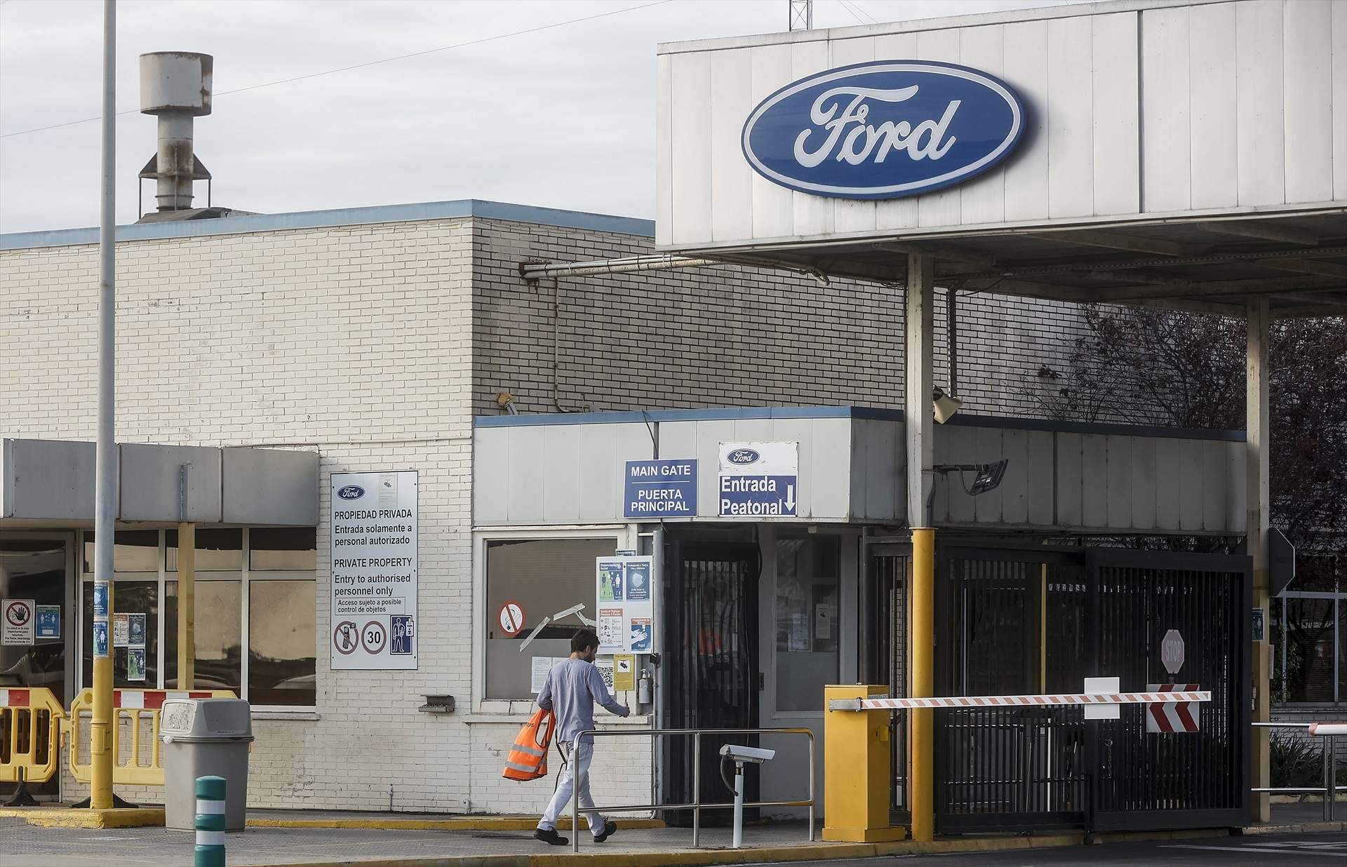 trabajador accede entrada factoria ford espana almussafes poligono