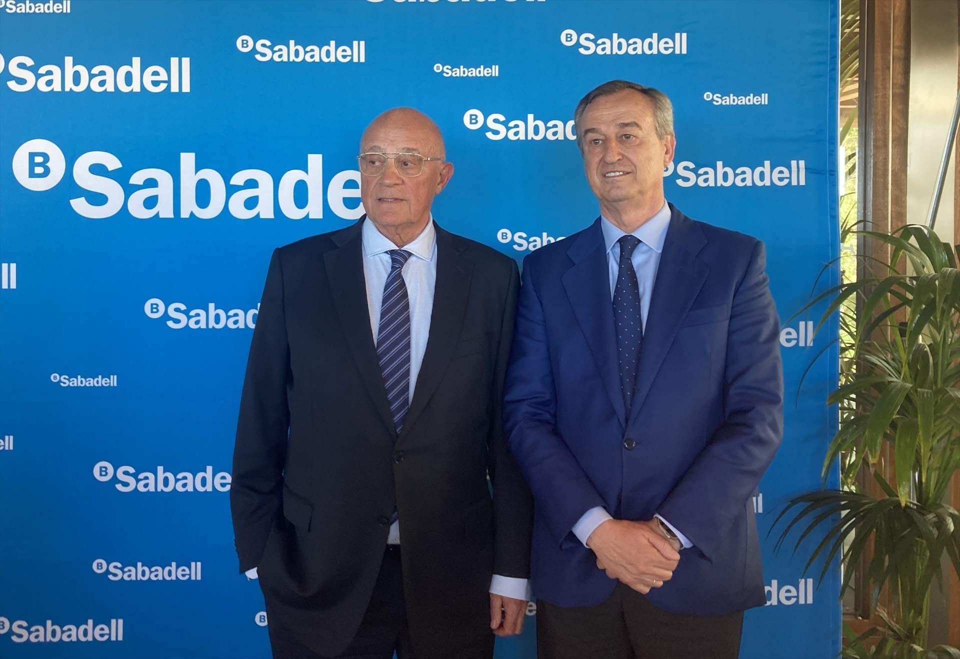 Presidente banco sabadell josep oliu consejero delegado cesar gonzalez bueno