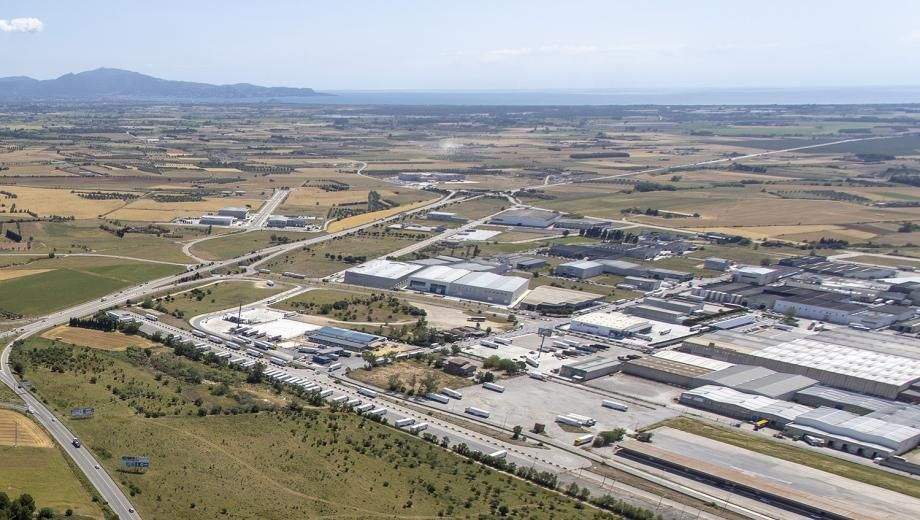 Imatge aérea de l'àrea on es projecte la terminal intermodal ferroviària de Vilamalla (Girona). Terminal Intermodal Empordà