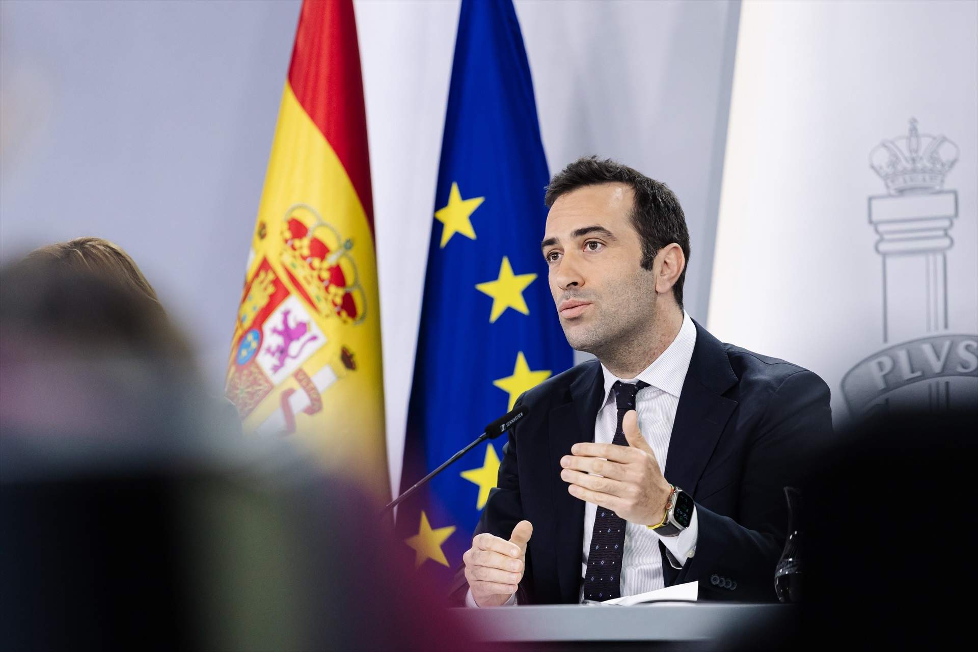 El ministro Cuerpo reúne a la banca para ver si ha mejorado la ayuda a los mayores