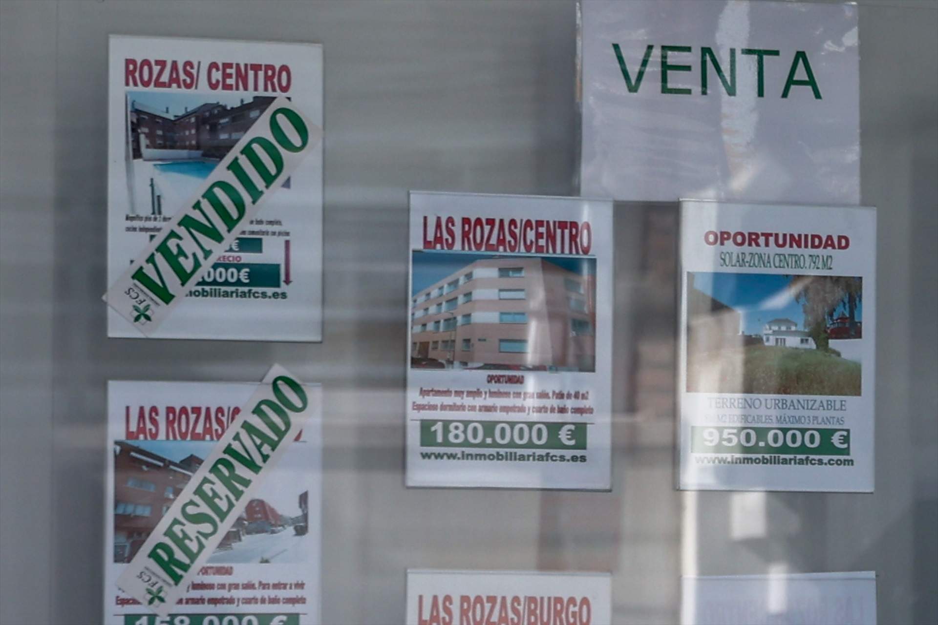 La compravenda d'habitatges torna a caure al març després del miratge de febrer