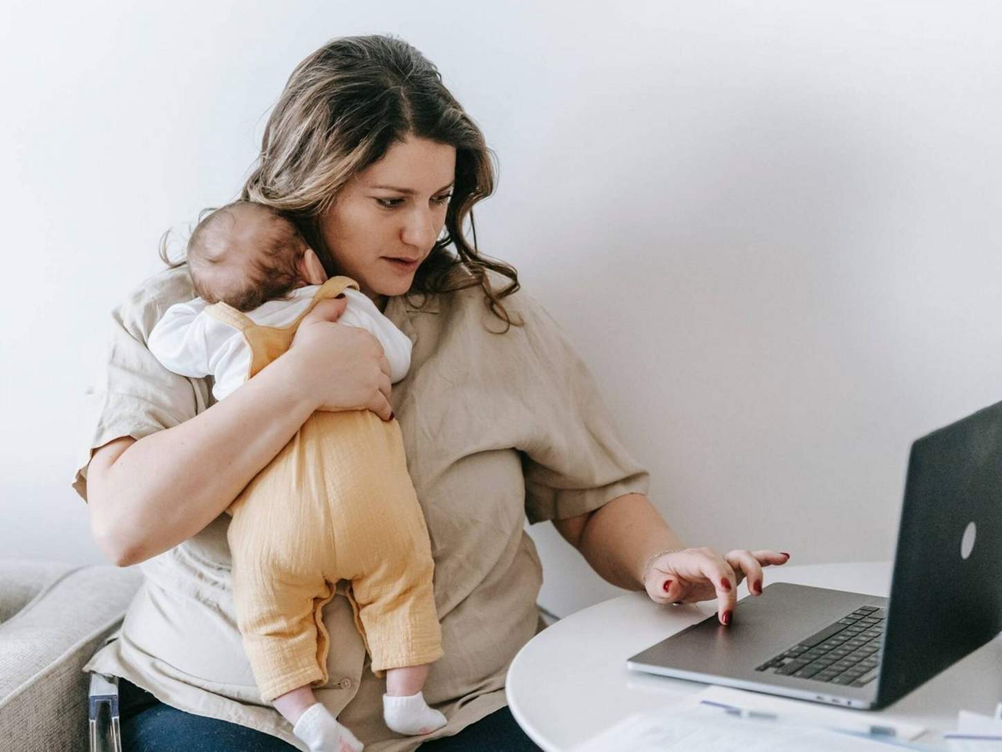 El TJUE tumba el derecho de las madres solteras a tener la misma baja por nacimiento que las familias