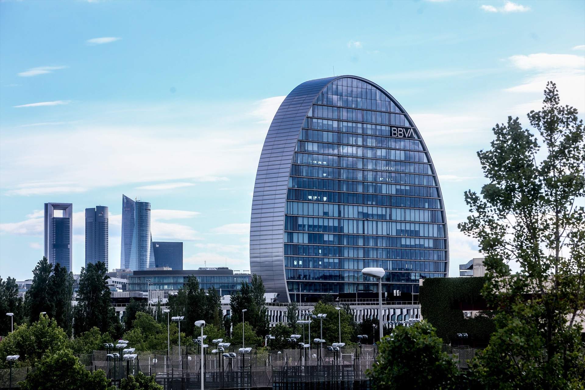 El BBVA ven 300 oficines per 100 milions d'euros en plena opa al Sabadell