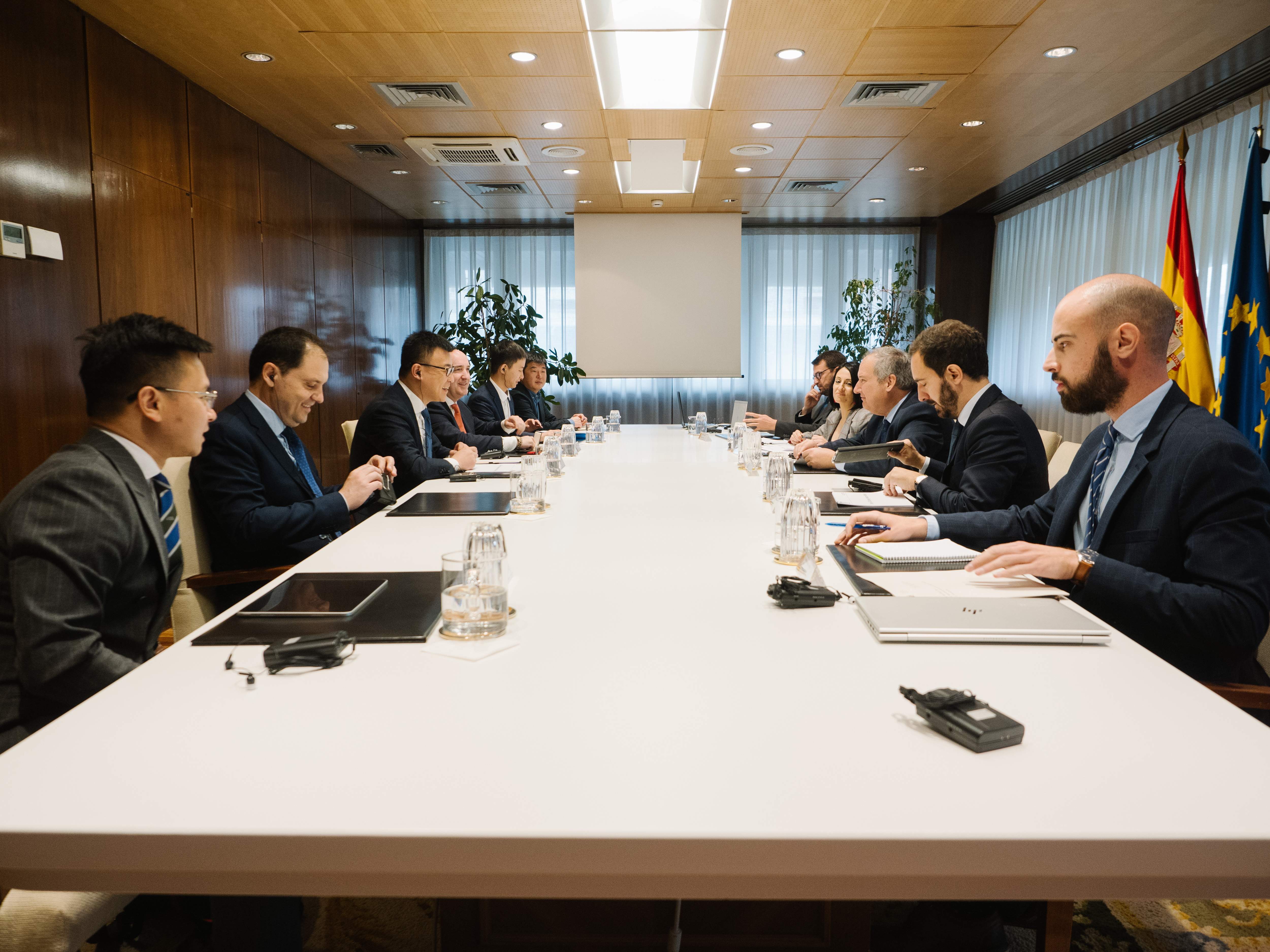 Reunión de trabajo entre el ministro de Industria, Jordi Hereu, y los representantes de Chery y Ebro.