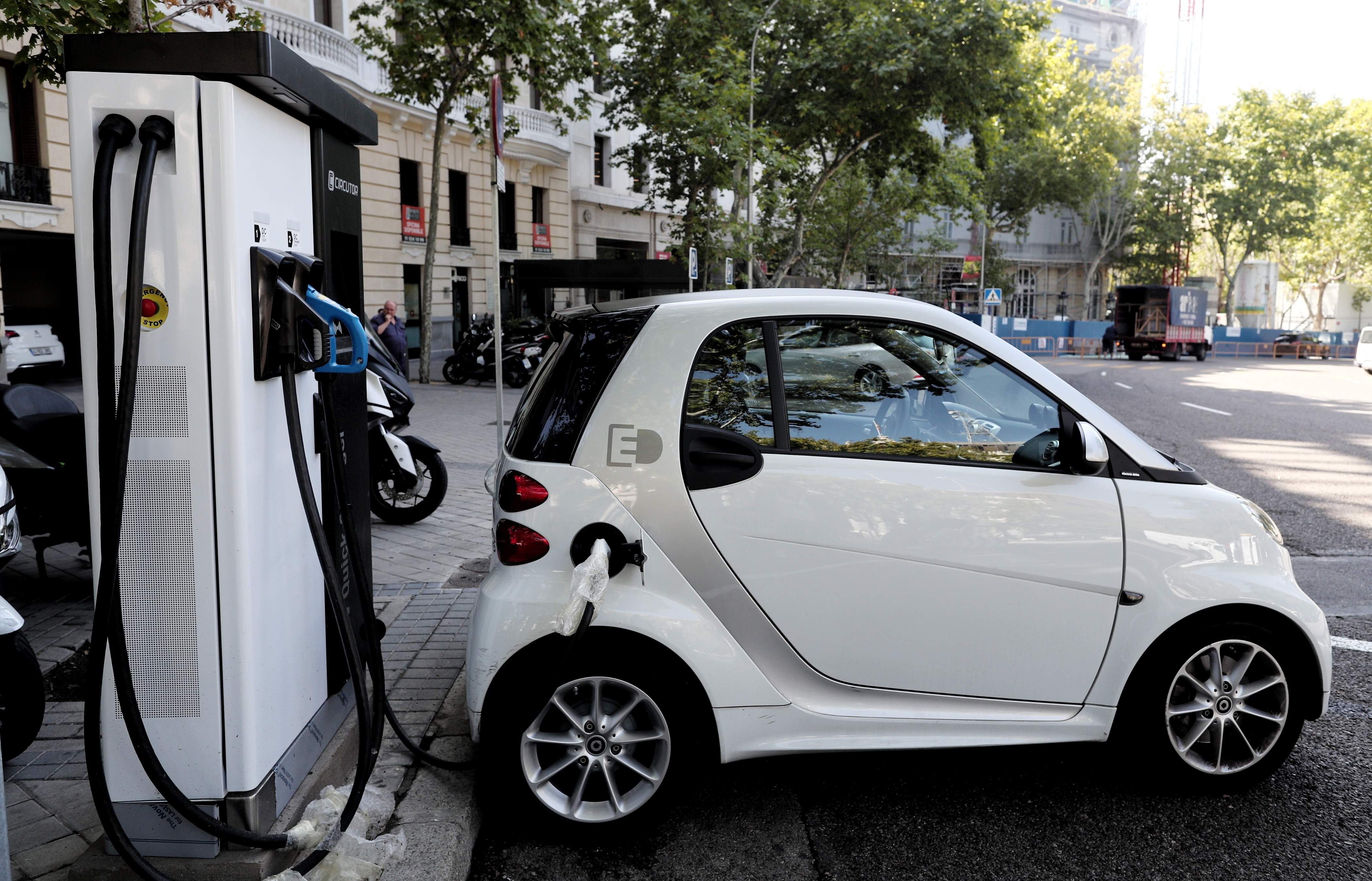 Coche híbrido recargando. Europa Press