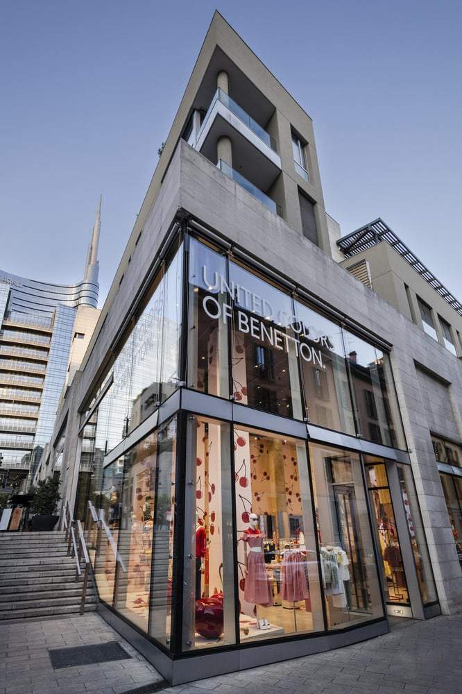El president de la marca de moda Benetton admet un deute de 100 milions, i deixa l'empresa