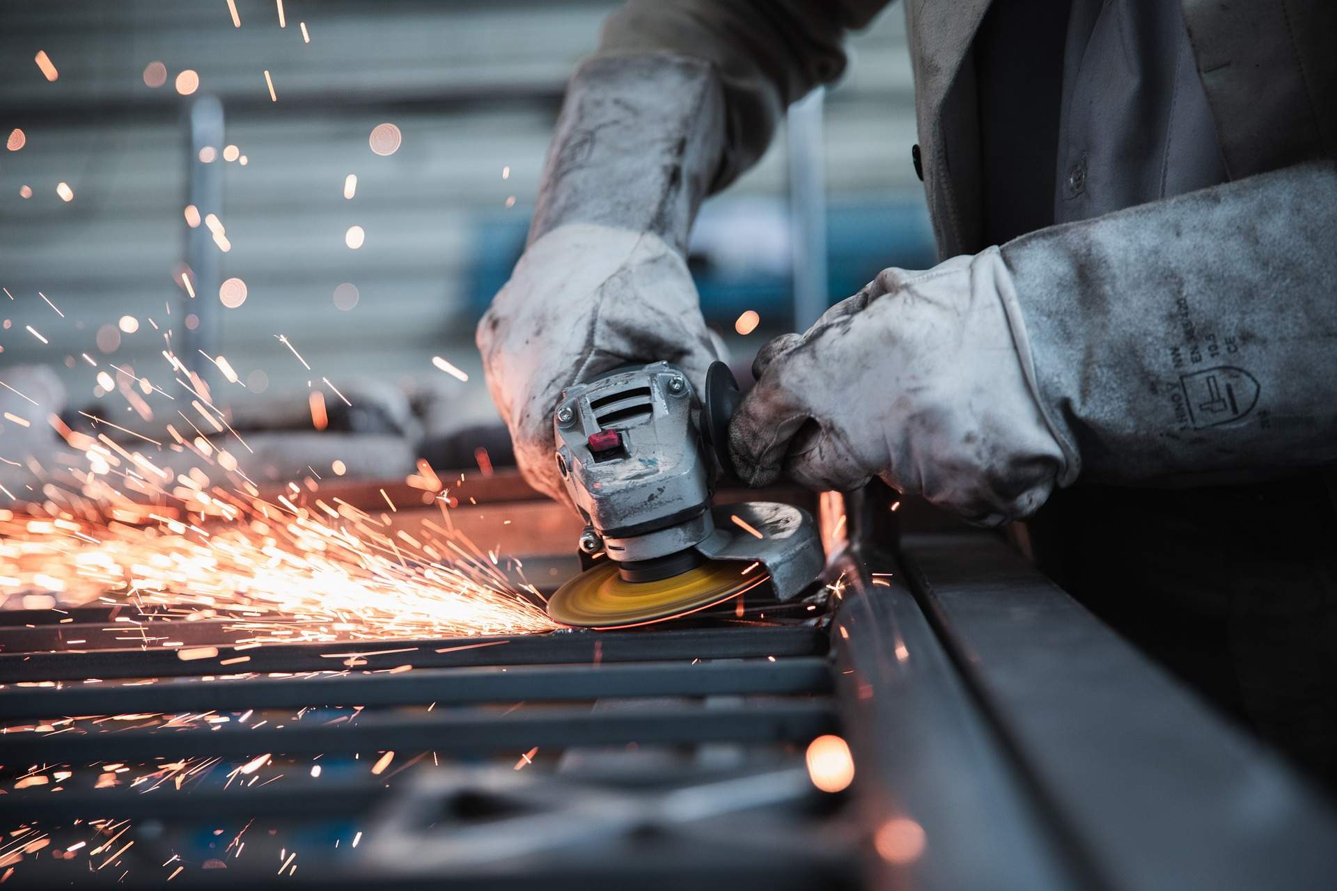 Un trabajador del sector del metal. Pixabay