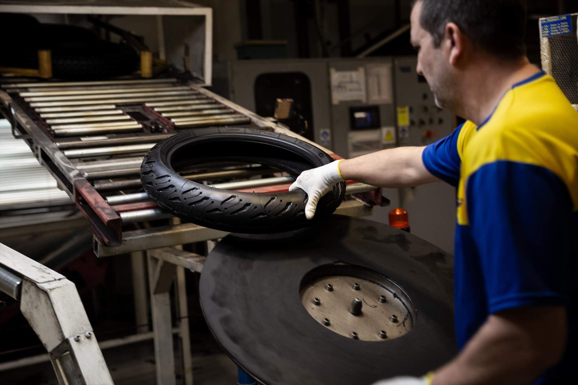EuropaPress 5995013 operario trabajando planta michelin lasarte oria gipuzkoa donde fabrican