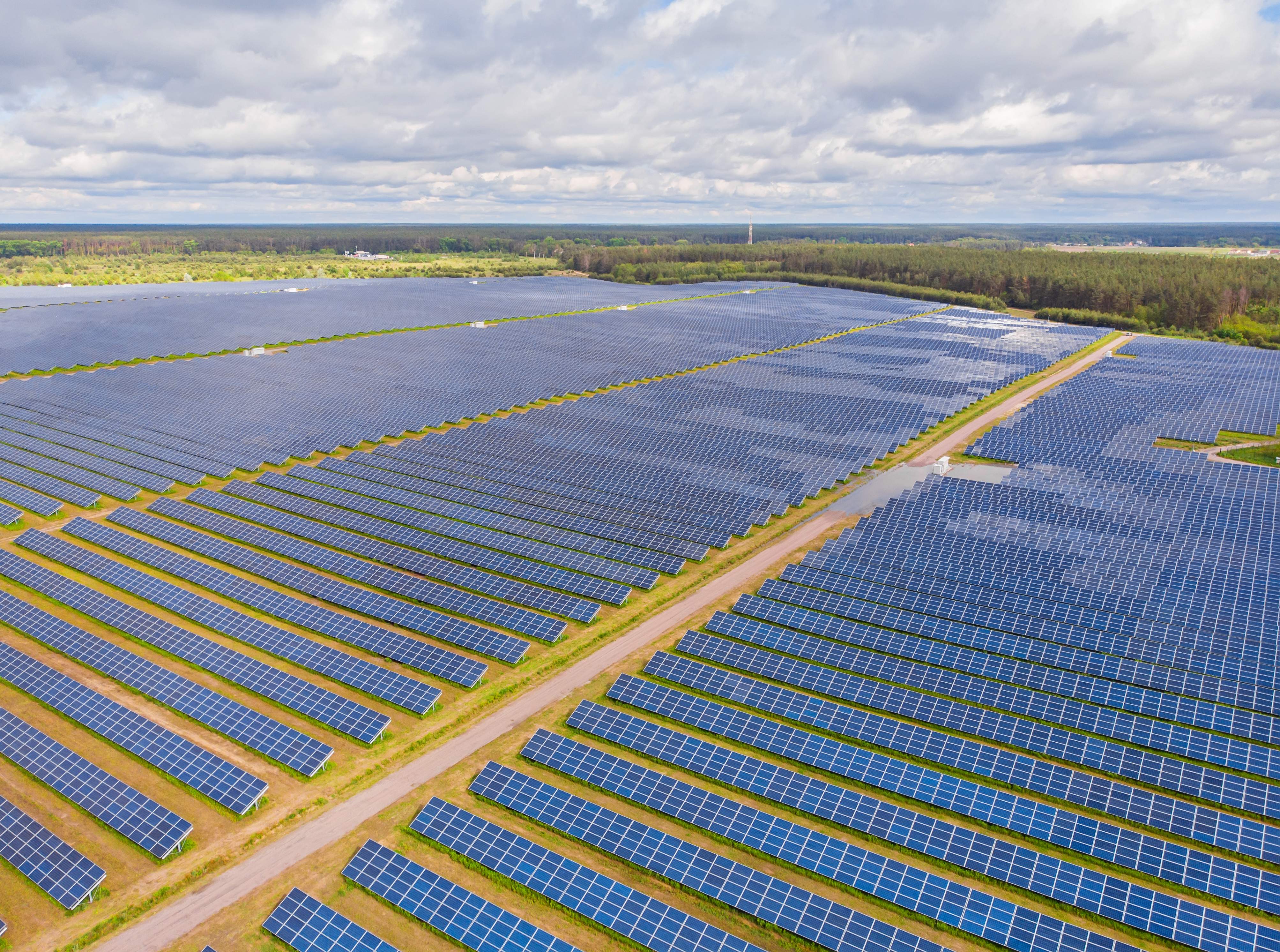 Ahyres busca 450.000 euros para vigilar con drones placas solares