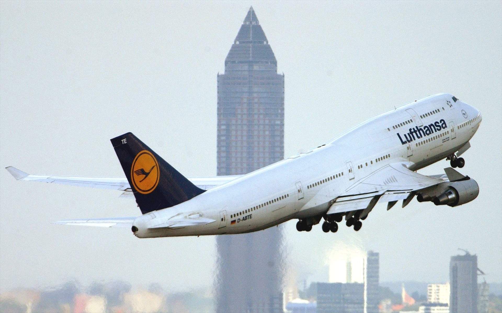 Lufthansa cobrará un recargo de hasta 72 euros en sus billetes por "costes medioambientales"