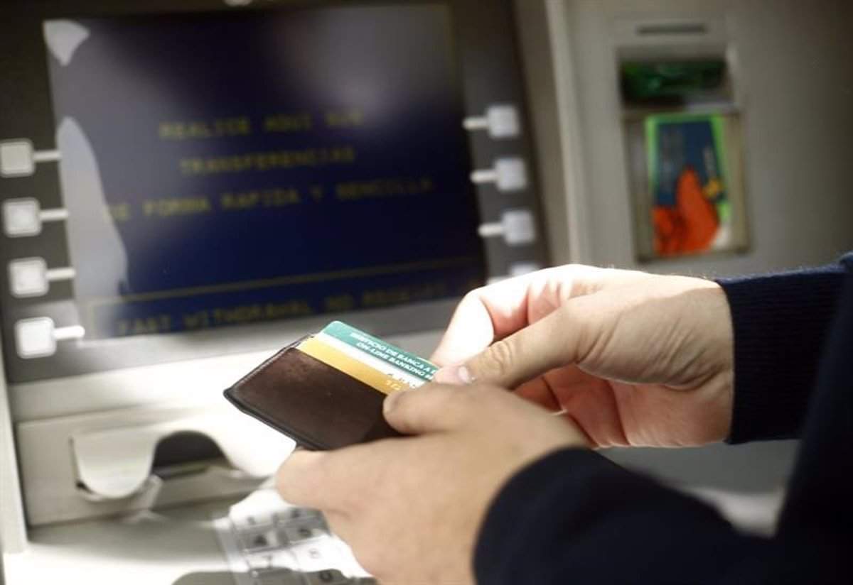 Cómo evitar comisiones bancarias al pagar en el extranjero: las mejores tarjetas de viaje para el verano