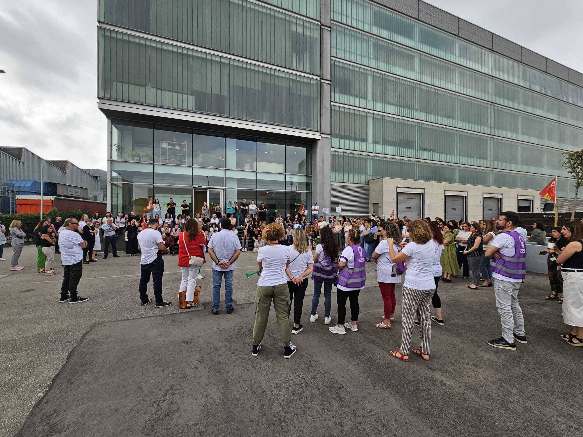 Pronovias rebaja en una veintena los despidos y prescindirá de 64 trabajadores