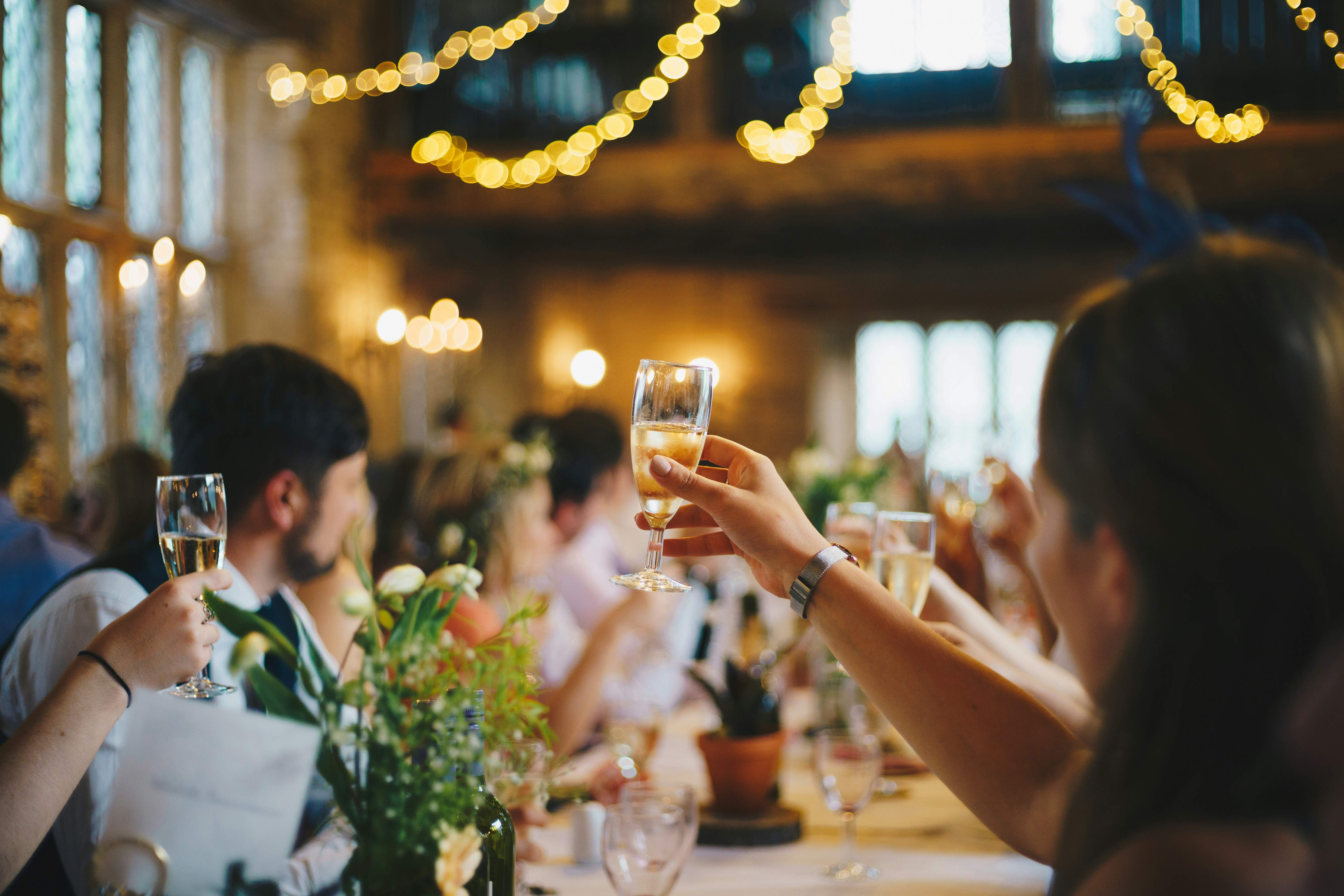 ¿Cuánto cuesta ir a una boda en España? El dinero promedio que suelen dar los invitados