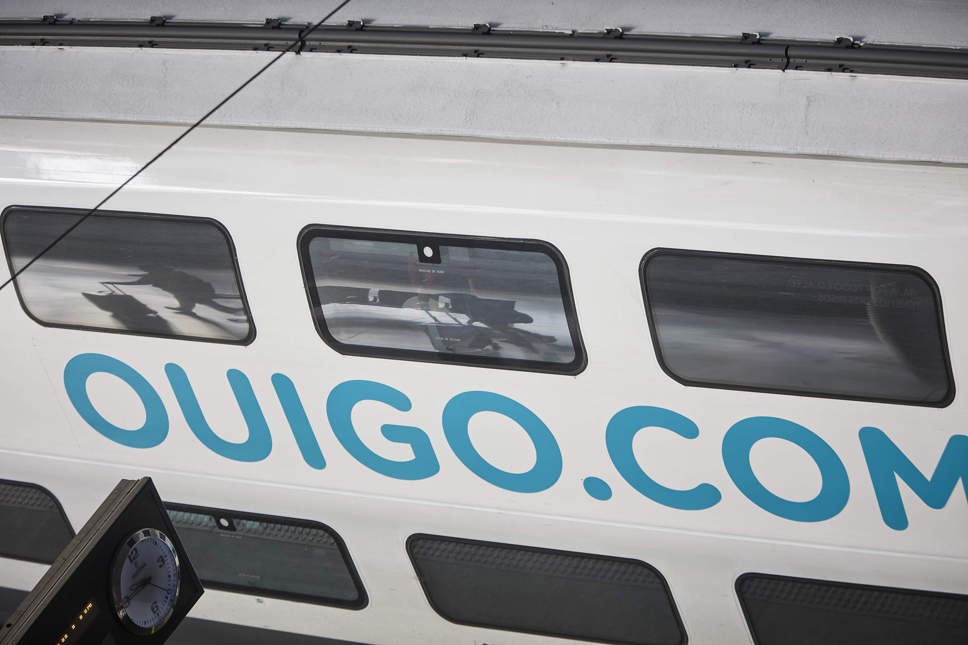 Ouigo intensifica su ofensiva comercial y regala billetes para viajar en tren