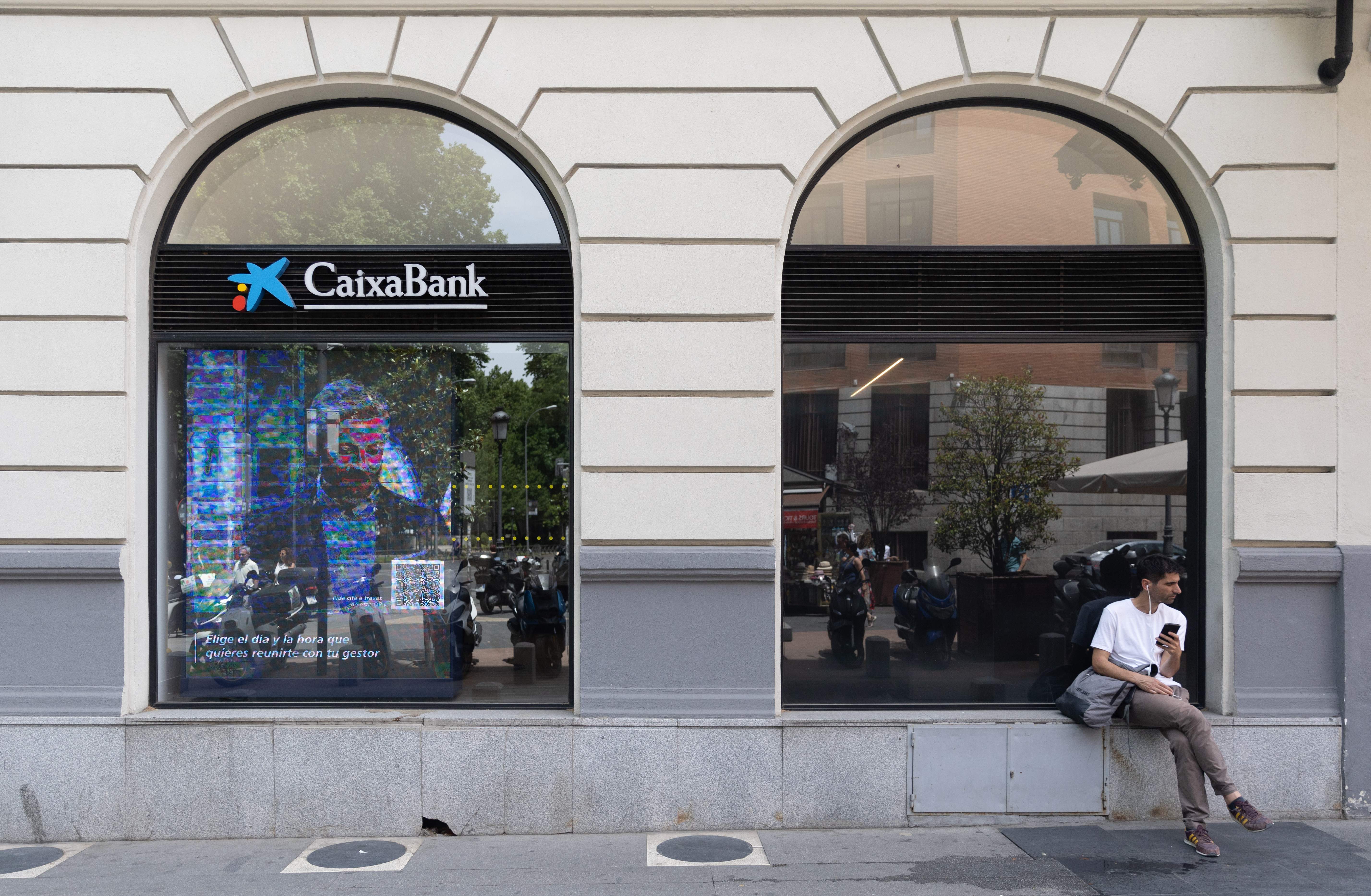 La factura del telèfon i l'aigua ja és més cara que el 2022, segons CaixaBank