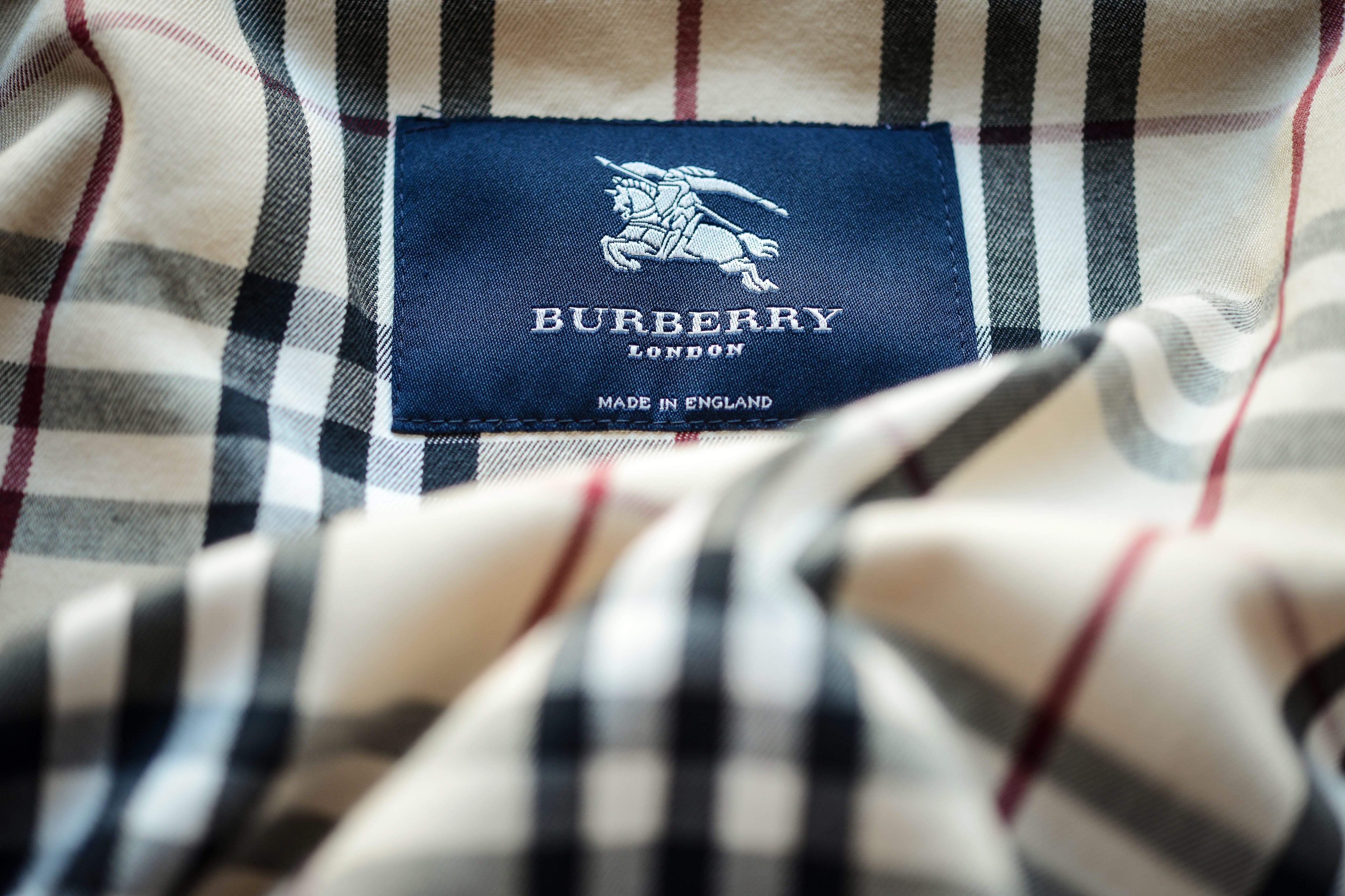 Burberry, en riesgo de extinción: despiden al CEO y caen en picado las ventas