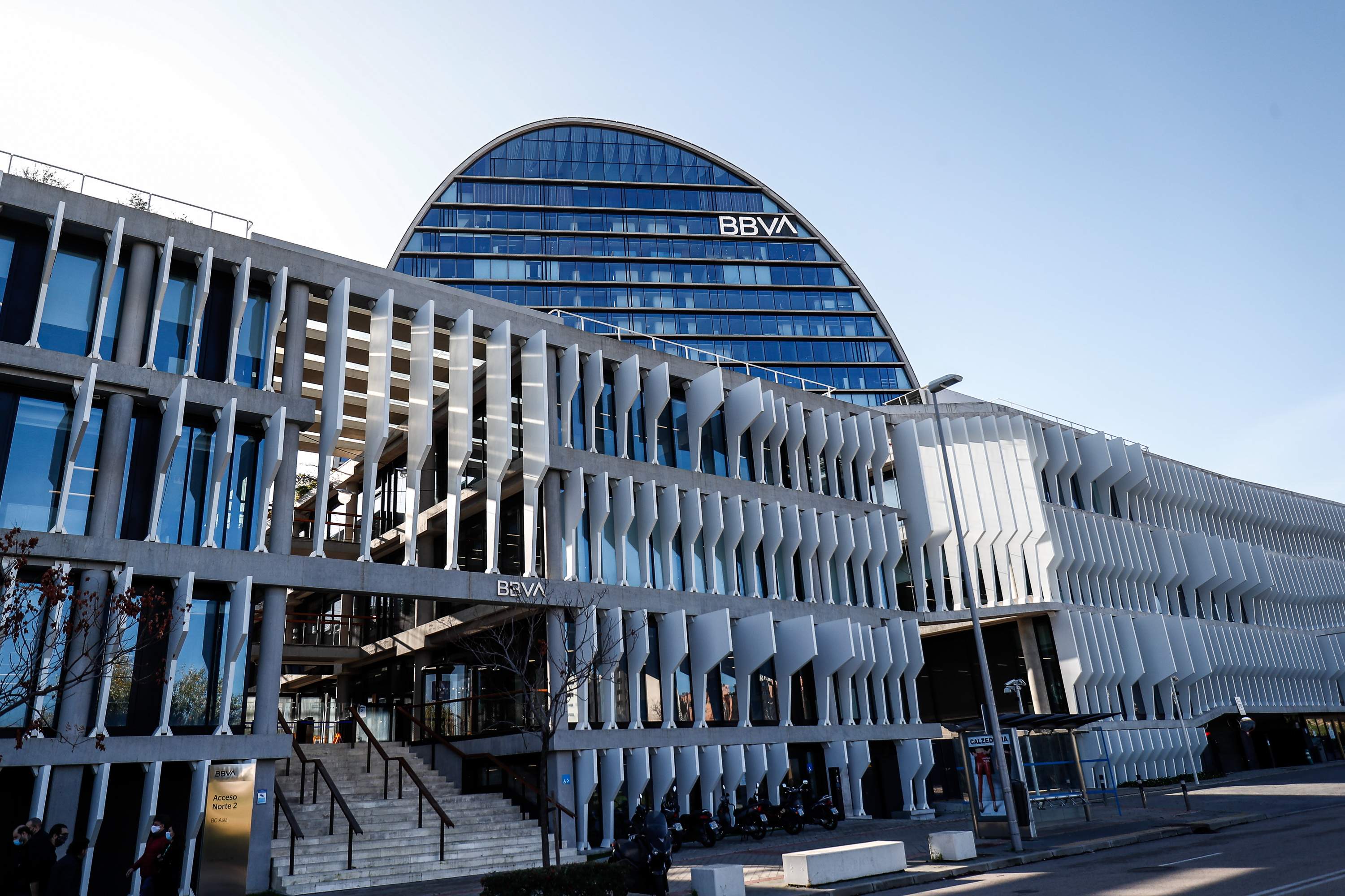 La opa paraliza al BBVA: es el único banco que no sube el sueldo a su plantilla