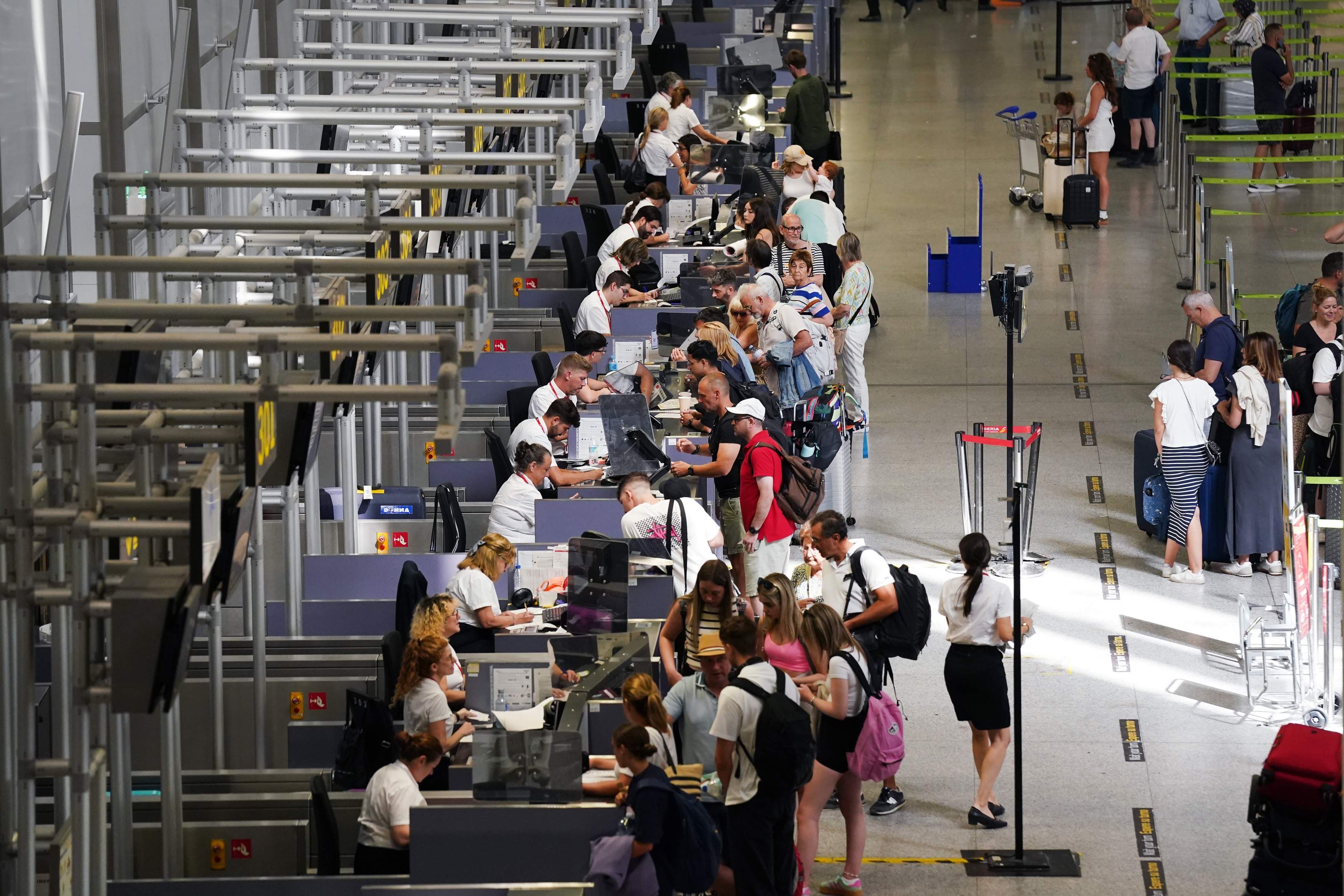 ¿Qué aeropuertos de Europa tienen más retrasos y cancelaciones por el fallo informático?