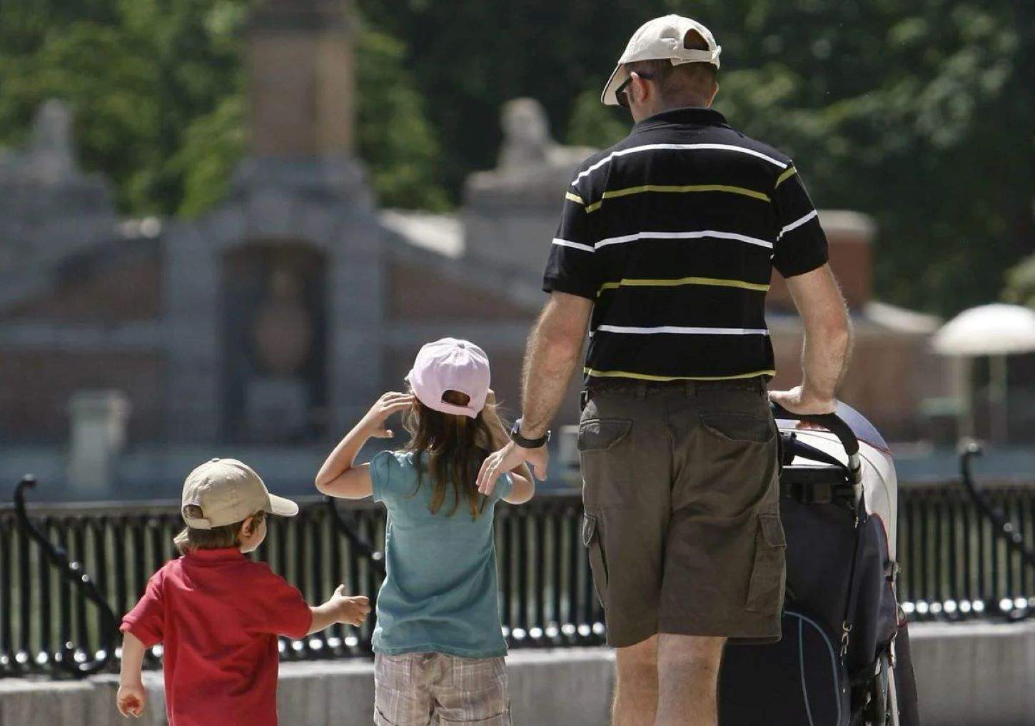 Espanya incompleix amb la UE i retarda a 2025 la retribució del permís parental fins a 8 anys