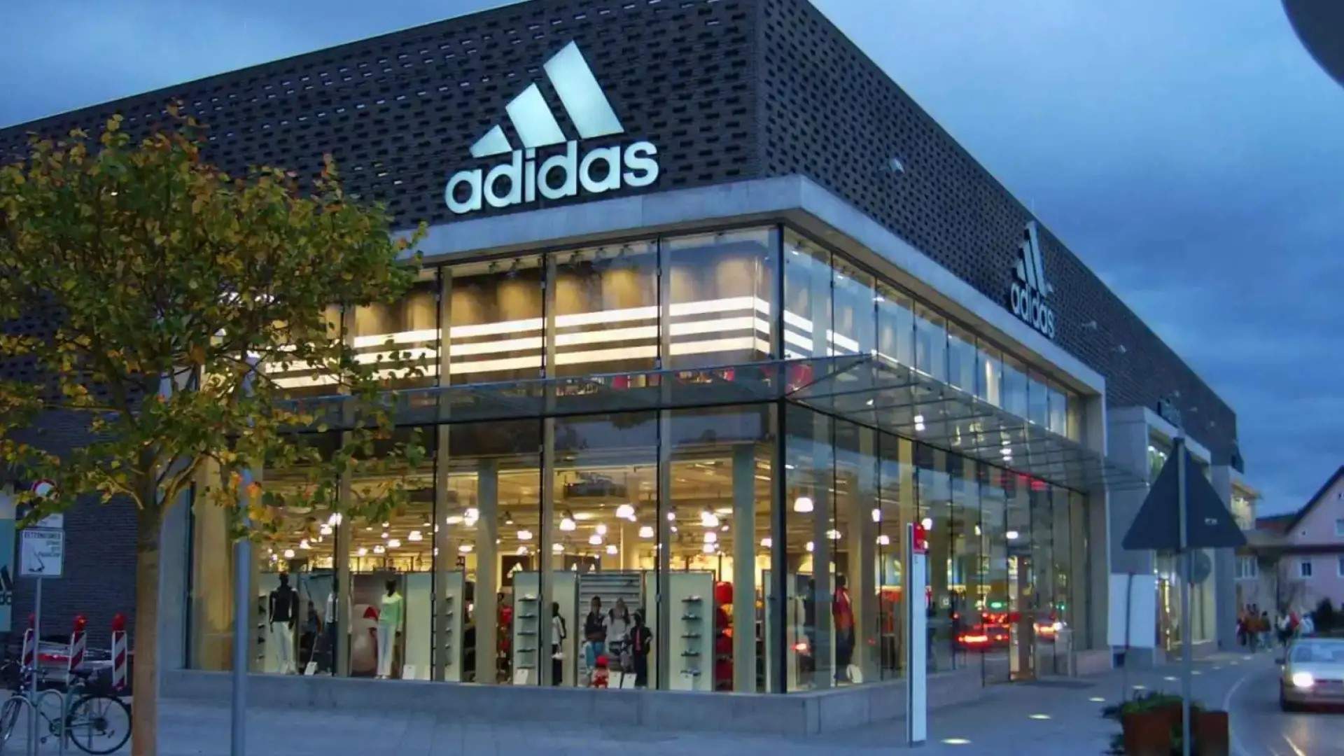 Adidas multiplica por ocho su beneficio hasta junio, con 360 millones