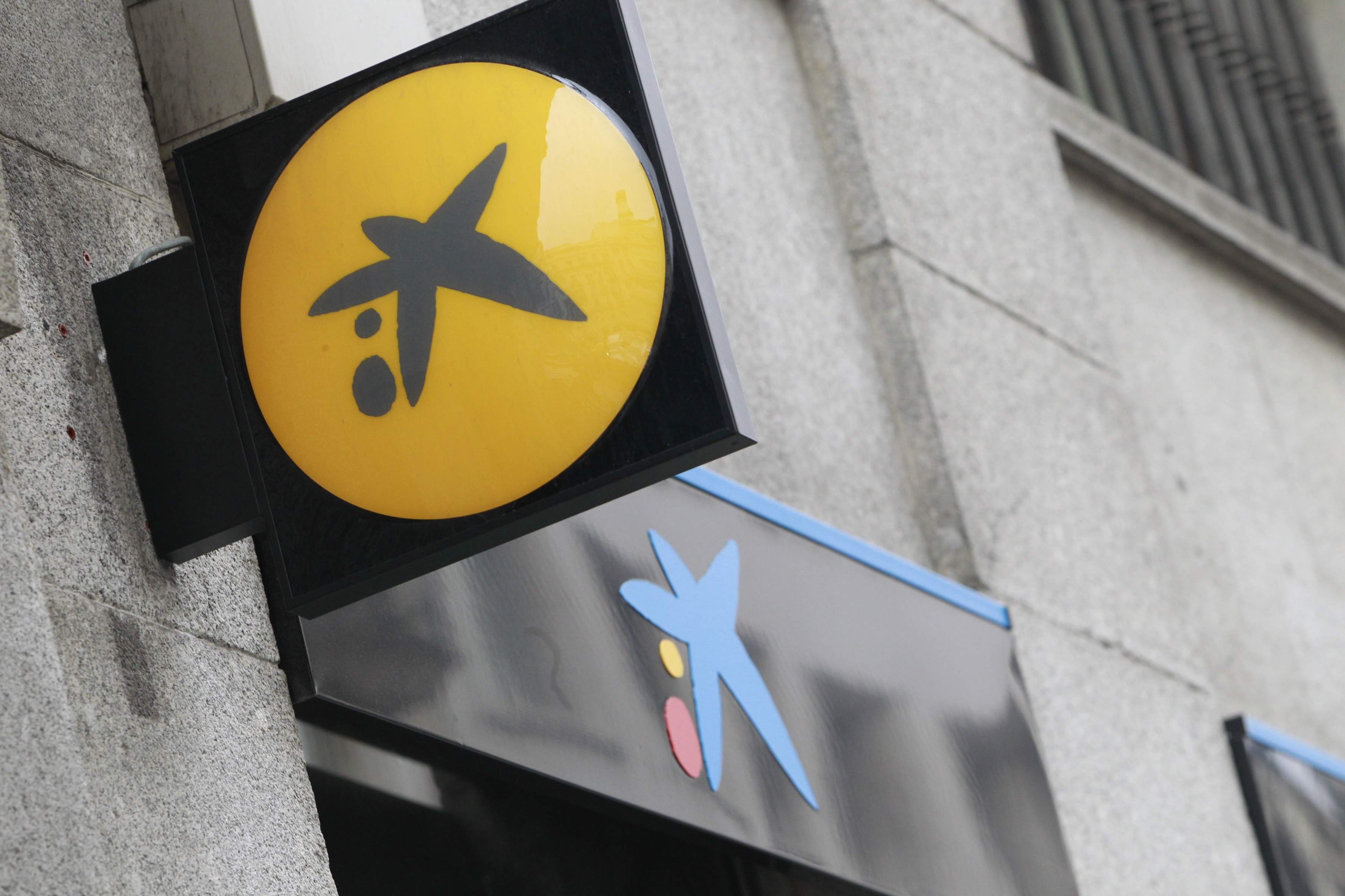 CaixaBank reduce sus dos 'apps' a una y cambia el diseño de cuentas, recibos y Bizum