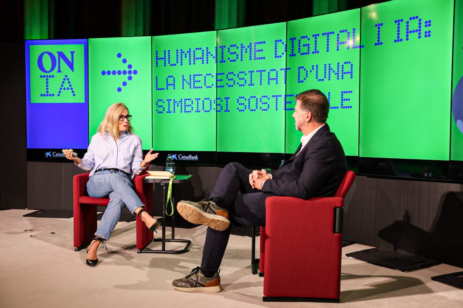 Los expertos Esther Checa y Joan Clotet, durante su debate 'Charla IA humanista'. Foto Montse Giralt
