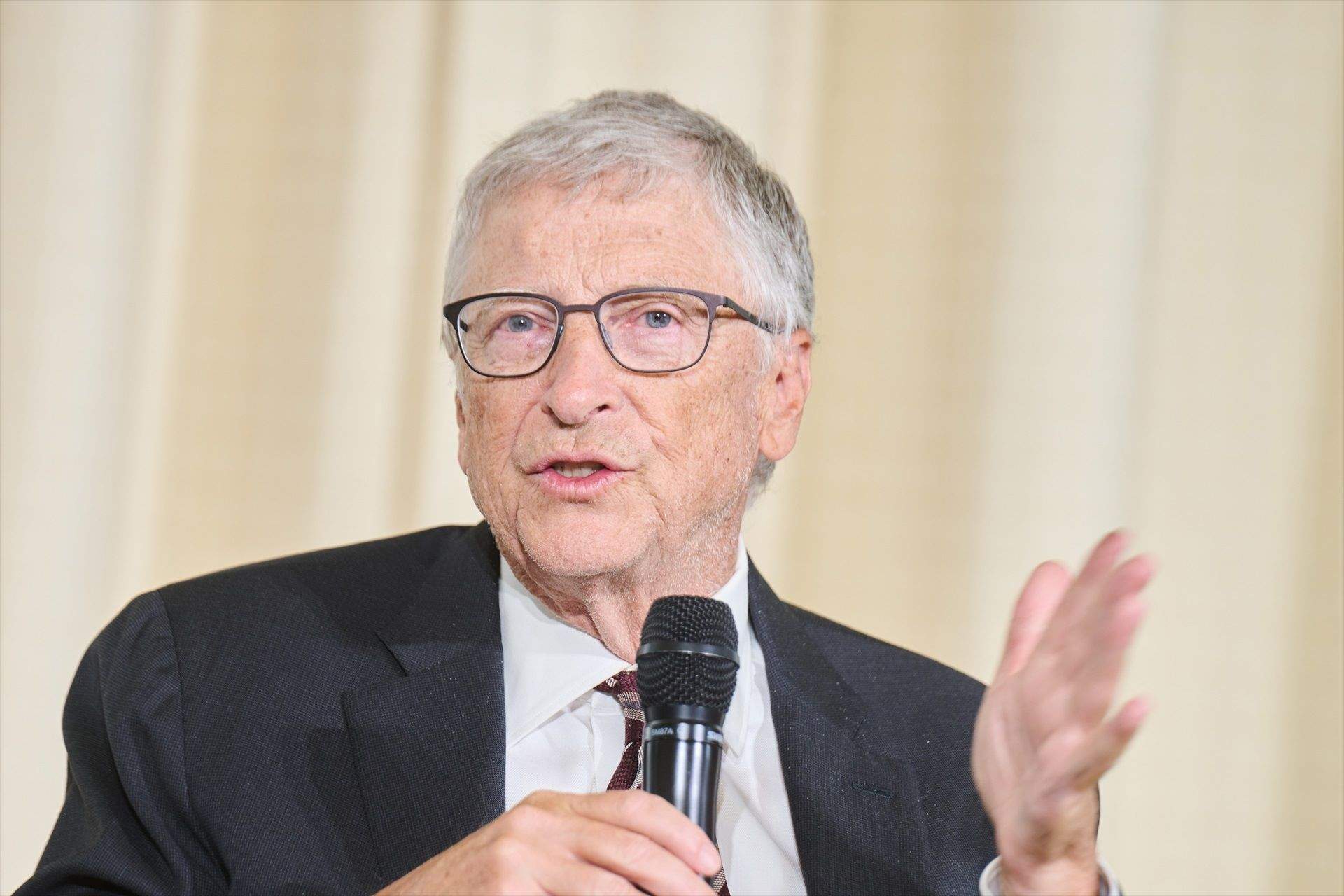 Bill Gates desafía la idea del trabajo: “Es un artificio”