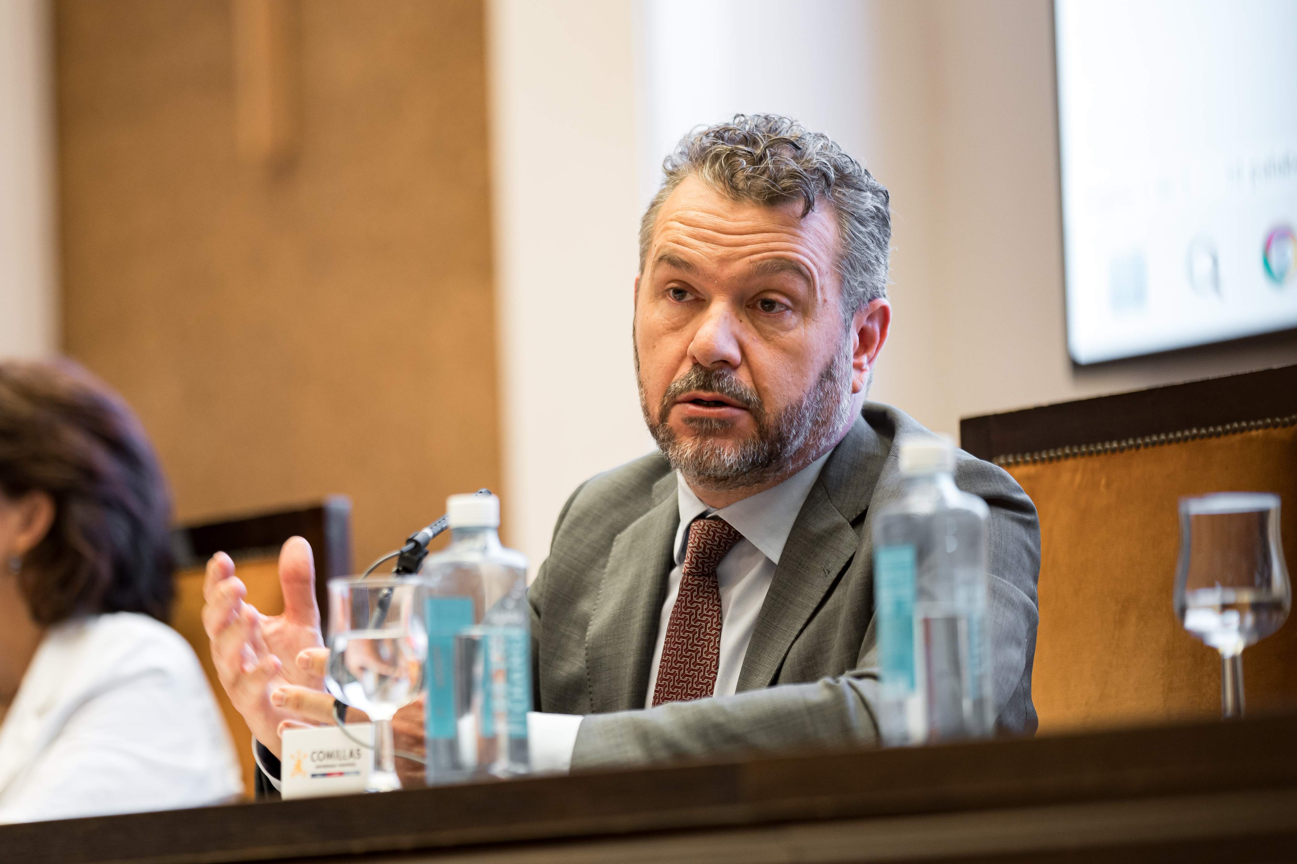 El dilema de CNMV con la opa: resolver rápido por el Sabadell o esperar a la CNMC