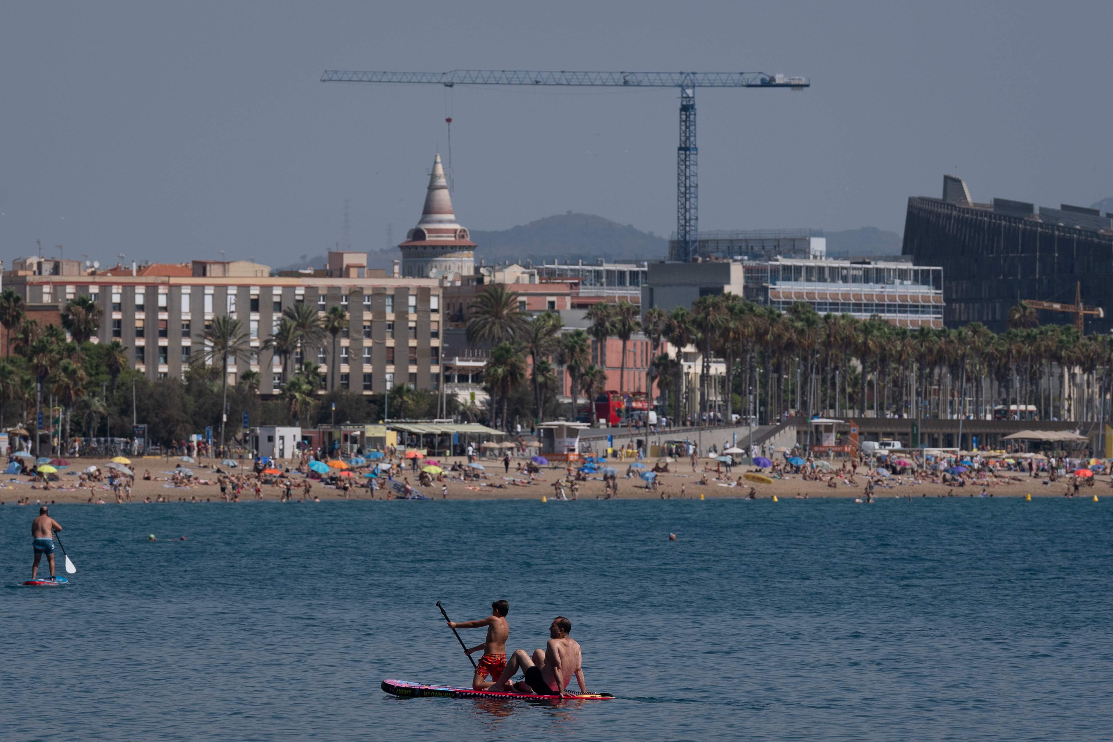 EuropaPress 6137042 varias personas hacen actividades acuaticas mar agosto 2024 barcelona