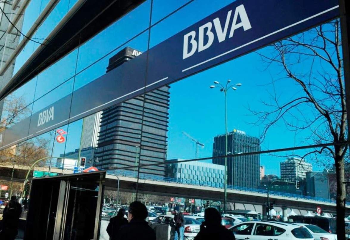 El BBVA y el Sabadell llevan la guerra de nóminas a final de año: regalan hasta 1.550 euros