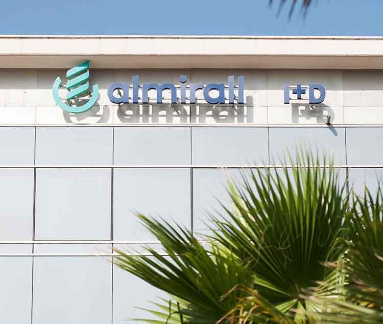 Almirall sale de pérdidas y gana 10 millones en 2024