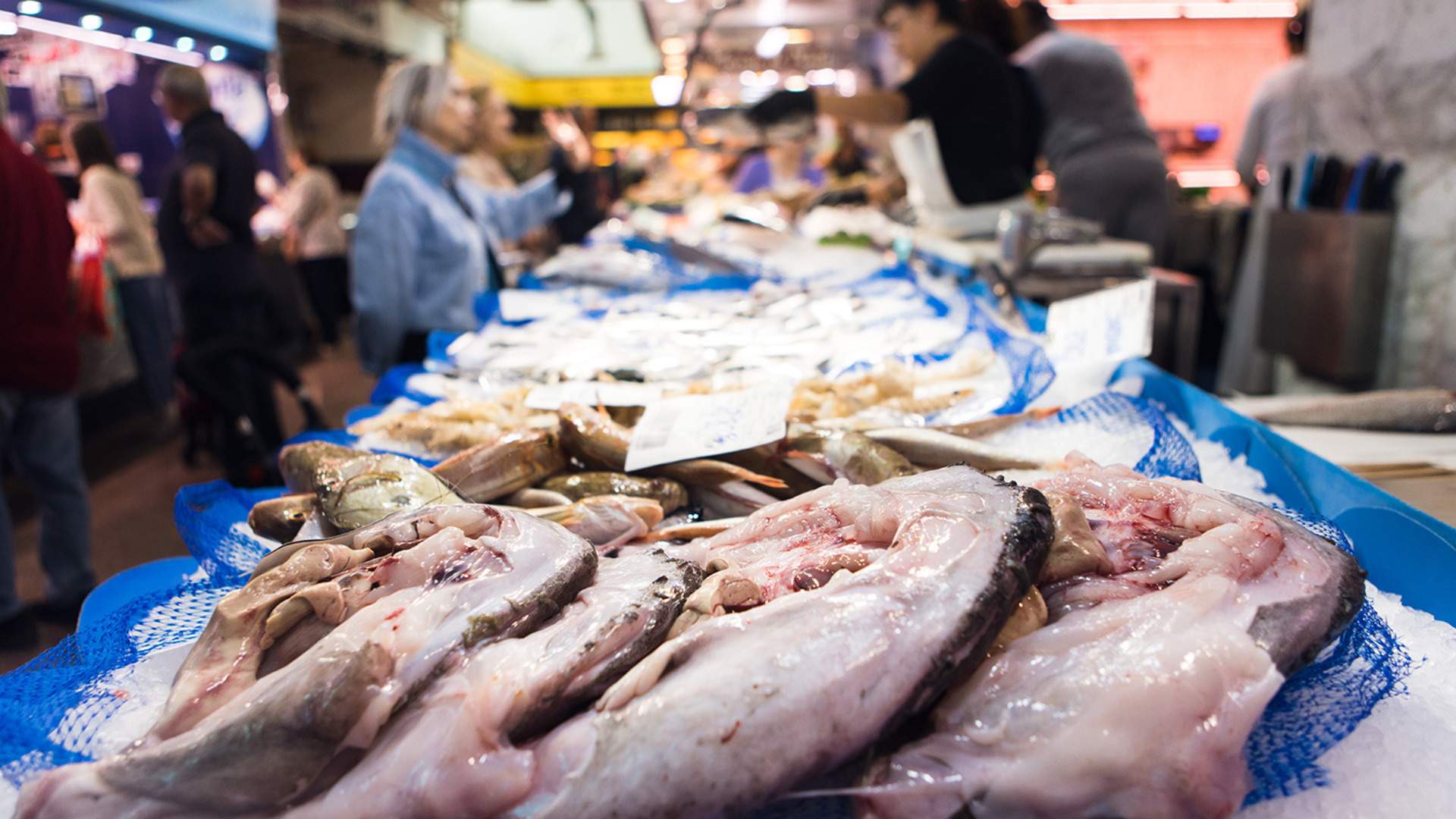 El precio del cordero, besugo, redondo de ternera y la piña están en máximos históricos según la OCU