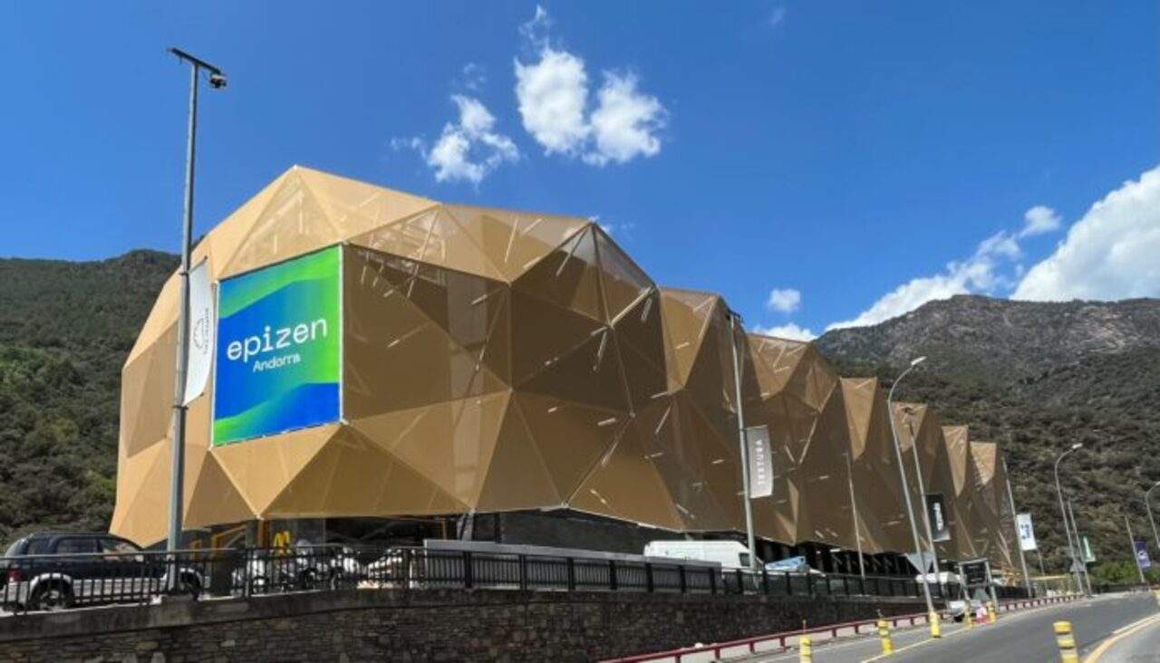 Supermercat de Family Cash al centre comercial Epizen, del grup Pyrénées, a Sant Julià de Loira