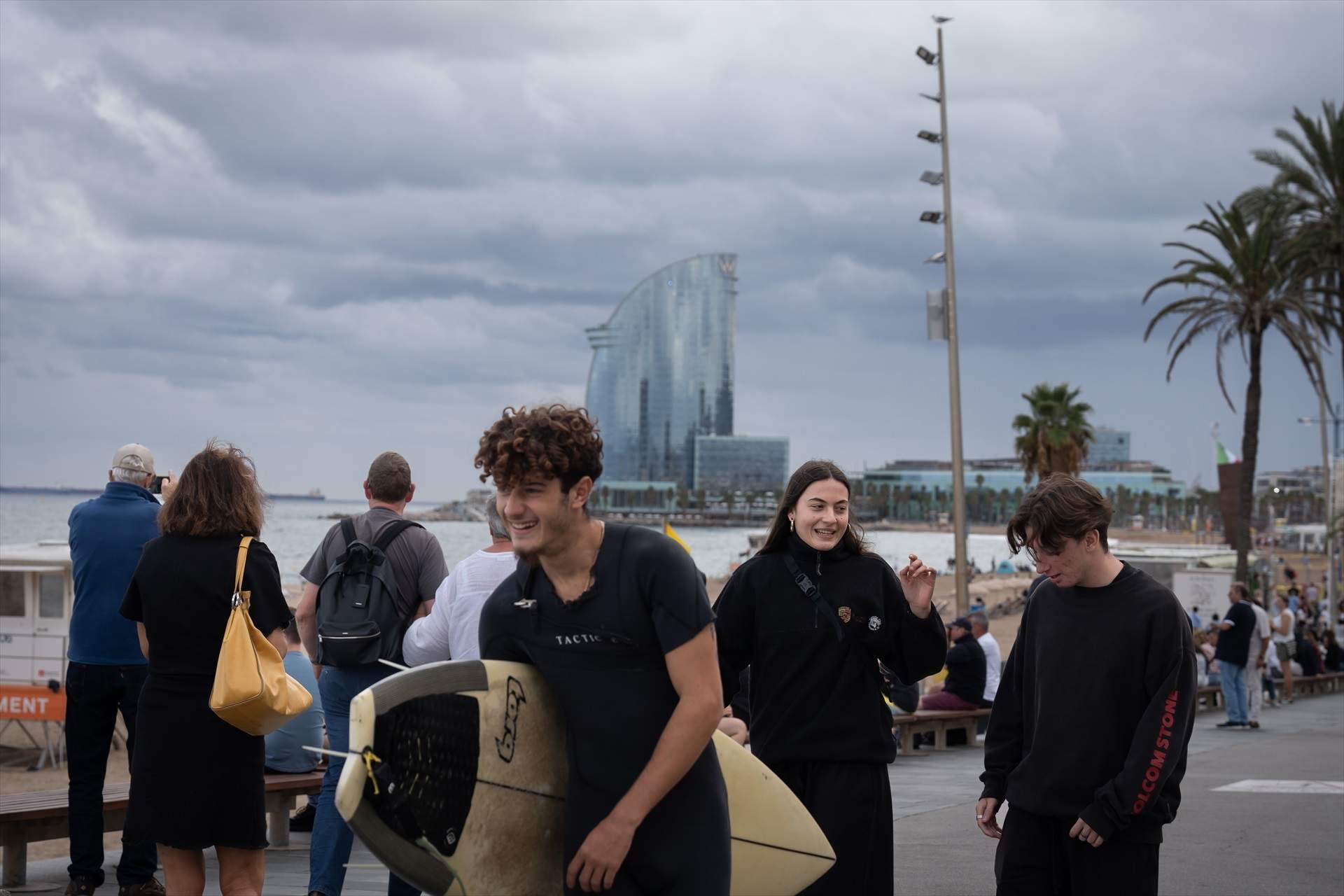 EuropaPress 6221227 varias personas lado mini antena instalada paseo playa barceloneta 18